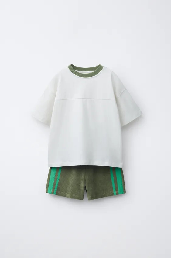 Two-piece set. Plain round neck T-shirt with short sleeves. Towelling-effect Bermuda shorts with ... | Zara UK