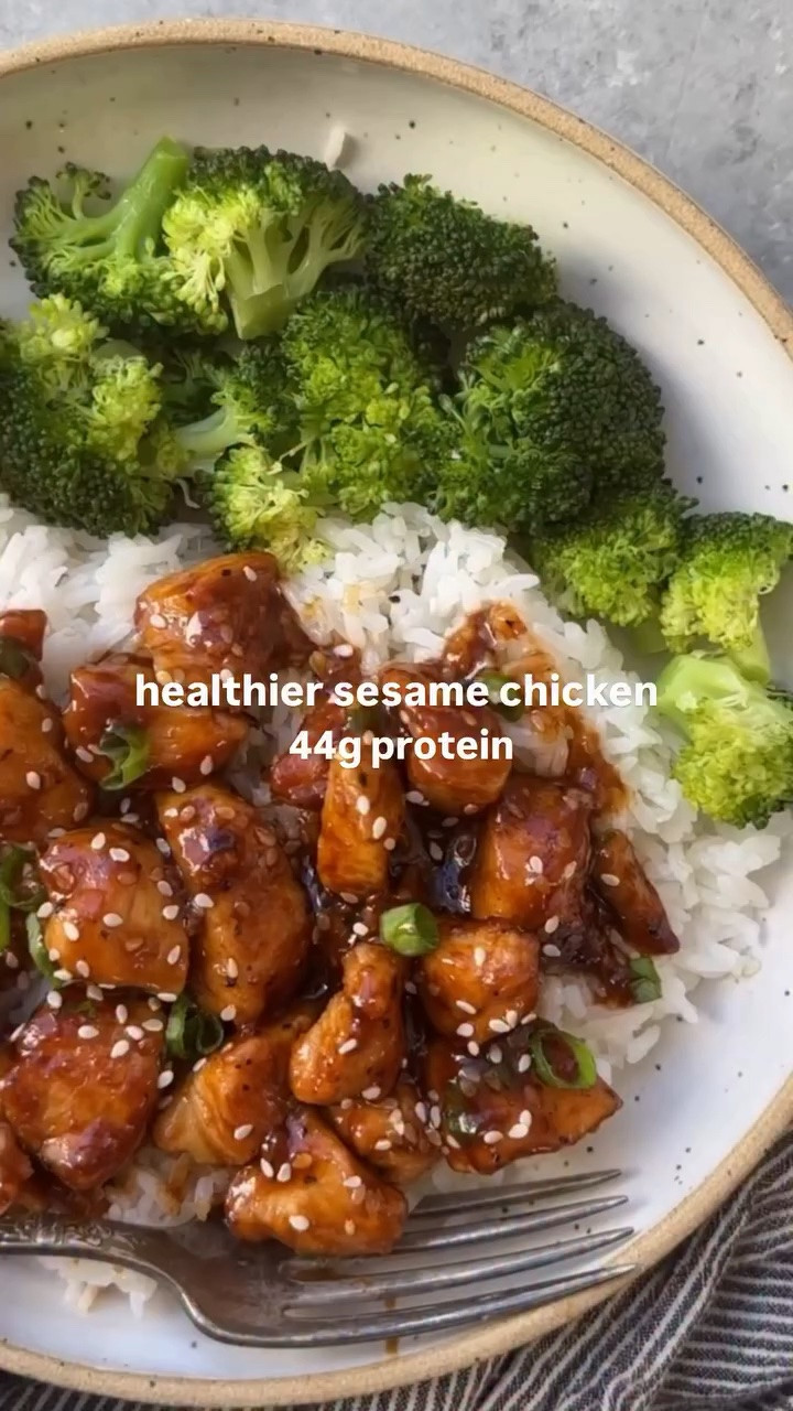 Sesame Chicken and Rice 🥢 My husband always orders sesame chicken, so I made him a lighter version at home. He gave it two thumbs up!

Tender, crispy chicken bites are coated in a glossy, sweet, savory and slightly spicy sesame sauce. It has all the flavor of your favorite takeout order without the deep-frying!

✅ 44 grams of protein
✅ Ready in about 30 minutes
✅ Lighter than takeout
✅ Dairy-free
✅ Gluten-free with tamari

44.5g protein • 9 WW Points

https://www.skinnytaste.com/sesame-chicken/

Follow @skinnytaste for more easy, healthy, high-protein dinners!