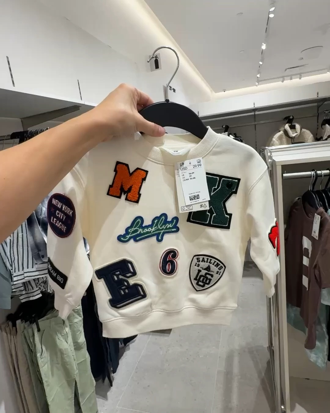 I can’t decide which one of these sweatshirts I love more!! 😍 I grabbed the second one for Hudson! The boys section at H&M is on fire right now! So many cute things for fall and everything is on sale for Labor Day Weekend! 

#sale #laborday #holiday #boys #kids #sports #football #basketball #fall #sweatshirt

#LTKKids #LTKSaleAlert #LTKmomlife
