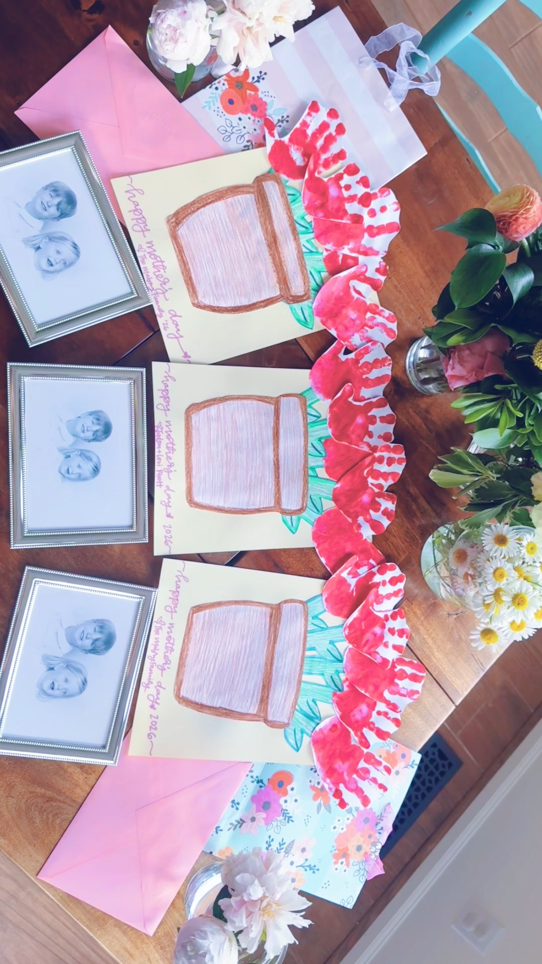 I was busy this afternoon having so much fun 🤩 putting together these special Mother’s Day 🌸 gifts 💝 for all the special mamas and grandmothers in our lives!! 🥰💖