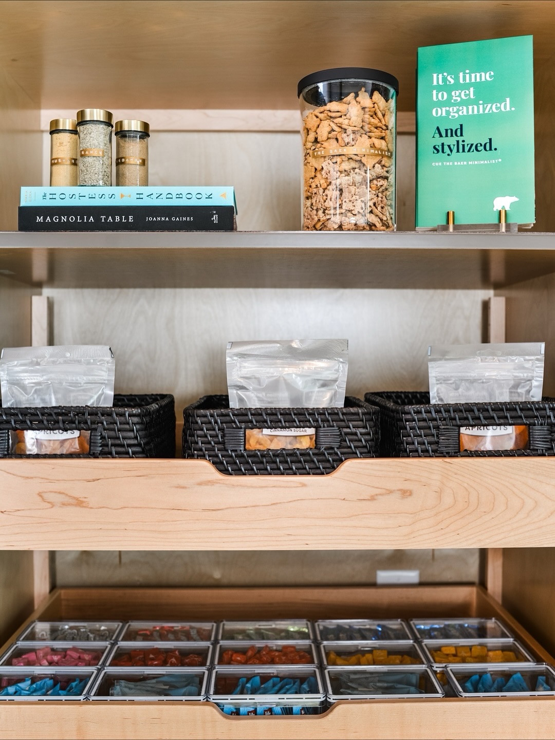We’ve got one more weekend of @indybuilders Home-A-Rama, so why not take a pause to soak up this snacky pantry we created for @ggcustomhomes and @hilarigoris’ back kitchen. 🍬 🍭 🍫