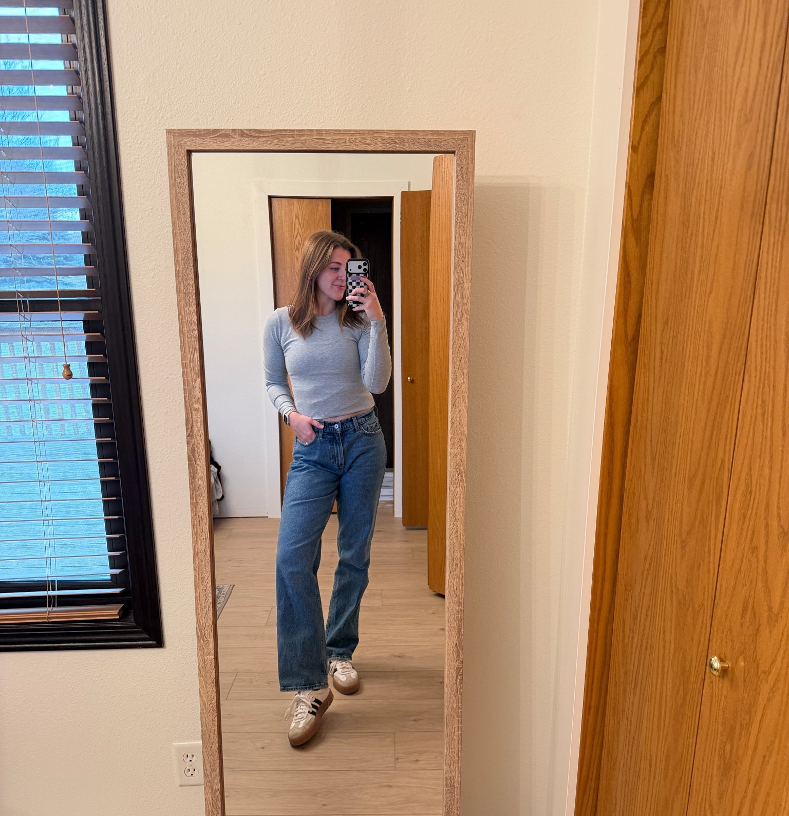 sahm outfit of the day 🤭
Wearing a medium in the top, true to size. 
I sized down to a 25 (normally a 26) in the jeans. 