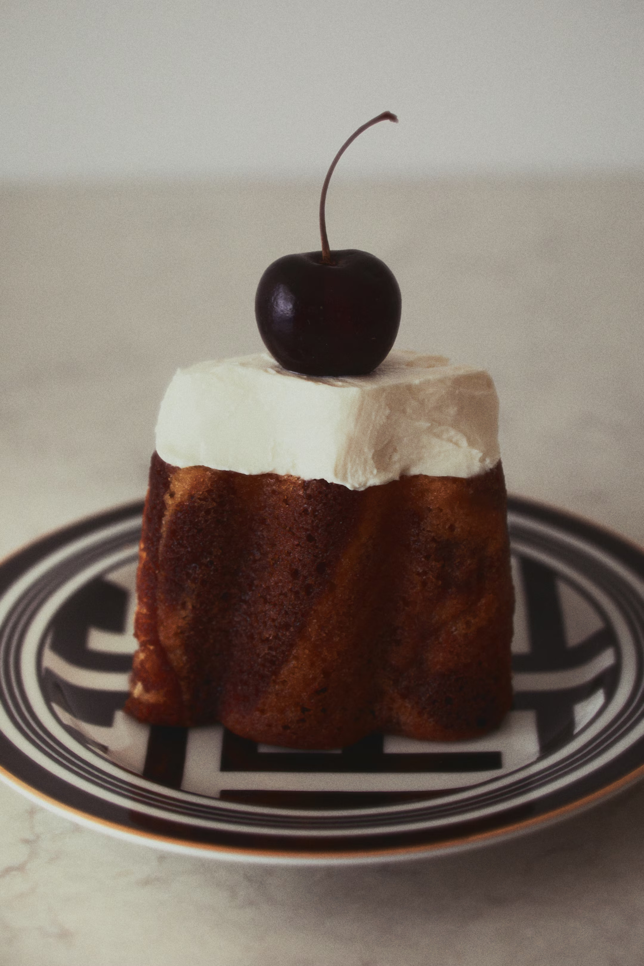 Small porcelain plate - Black/Patterned - Home All | H&M GB | H&M (UK, MY, IN, SG, PH, TW, HK)