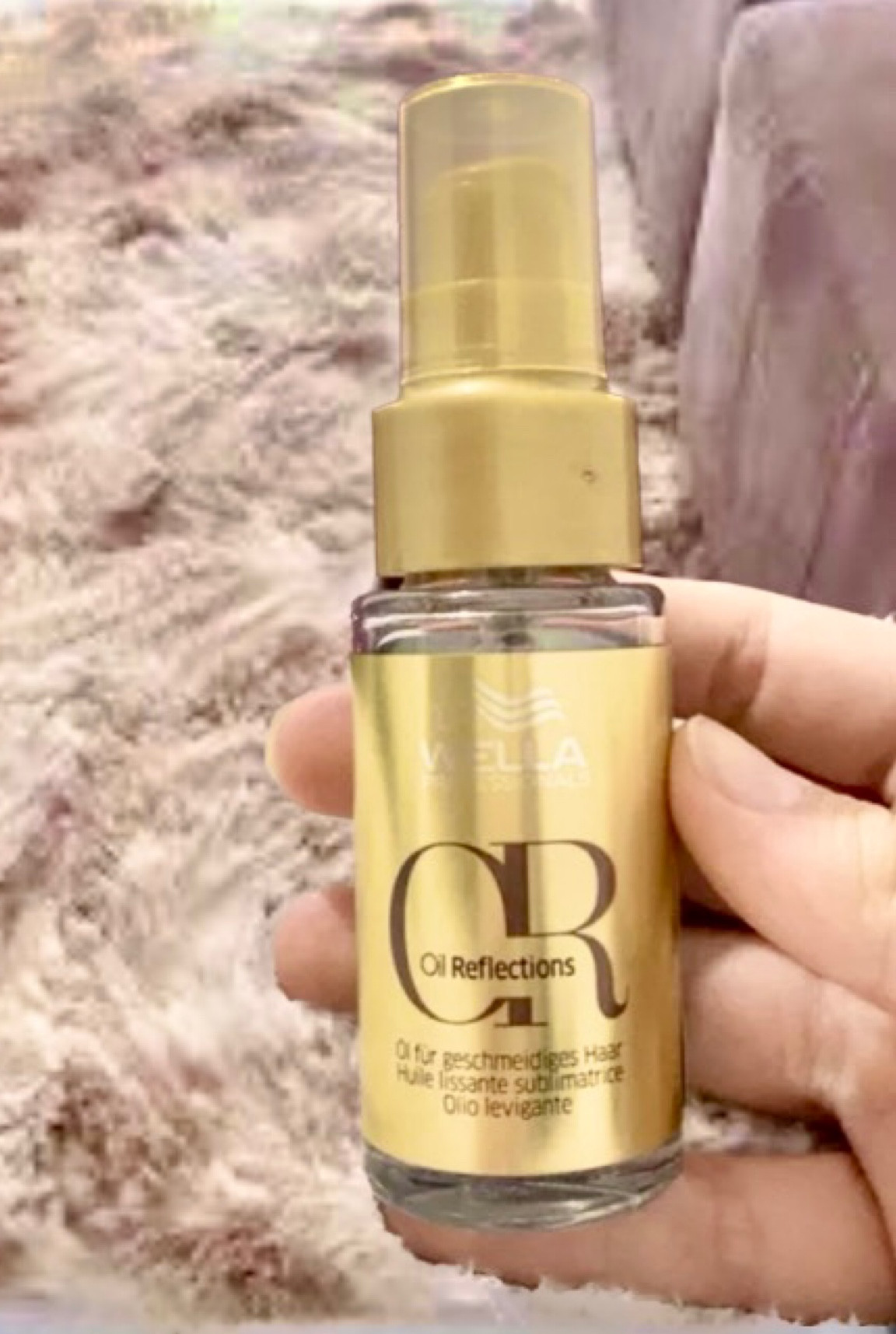 Oil Reflections da Wella!
Super útil, pode ser utilizado como finalizador, para fazer umectação, protetor térmico, entre outras funções.
Levinho e não deixa o cabelo com aspecto oleoso!!
Super recomendo!! Aqui não abro mão dele! 😍 

#LTKbrasil #LTKbeauty