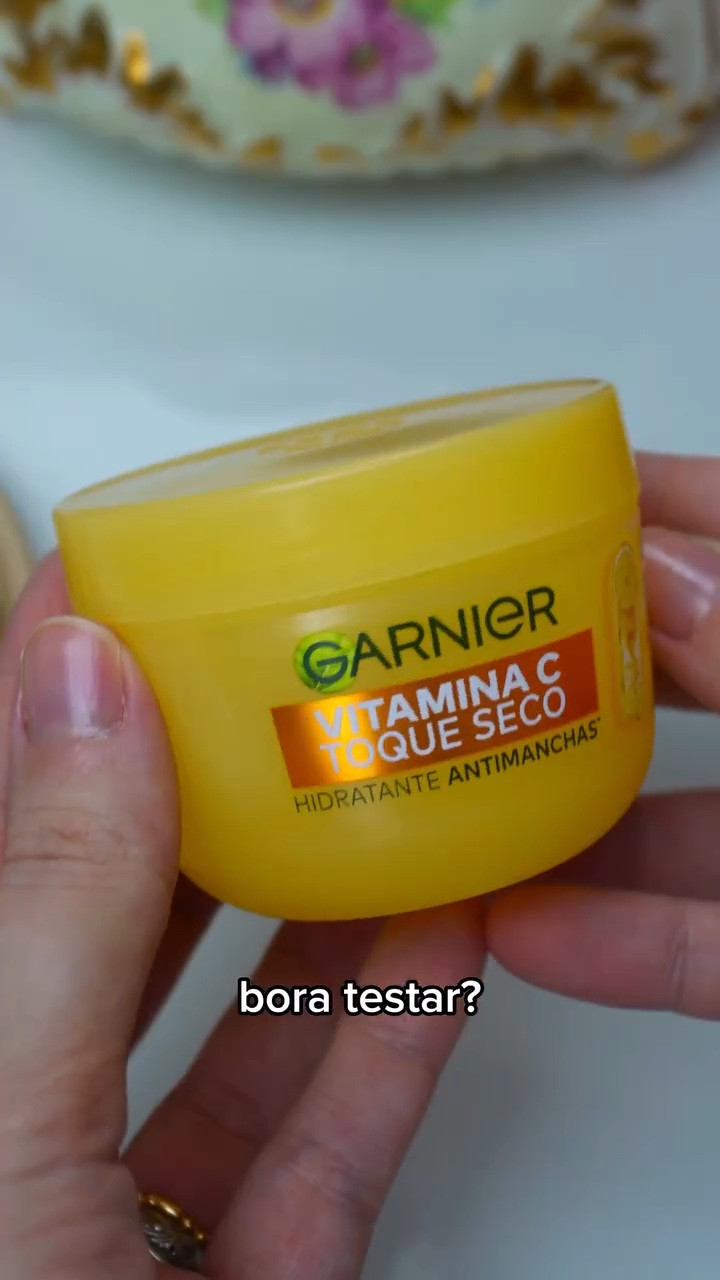 O pedido de vocês é uma ordem! Testei o novo hidratante toque seco da Garnier, pra descobrir se ele é isso tudo que promete, e olha… Que sensorial único! Não é creme nem gel, possui textura super macia e fica muito confortável na pele 🥰 
Quem aqui já sentiu o sensorial deste produto? Me conta👇😋
.
@garnierbrasil #HidratanteGarnierBL #GarnierBL #CaçaAoHidratante #HidratanteGarnier #publi