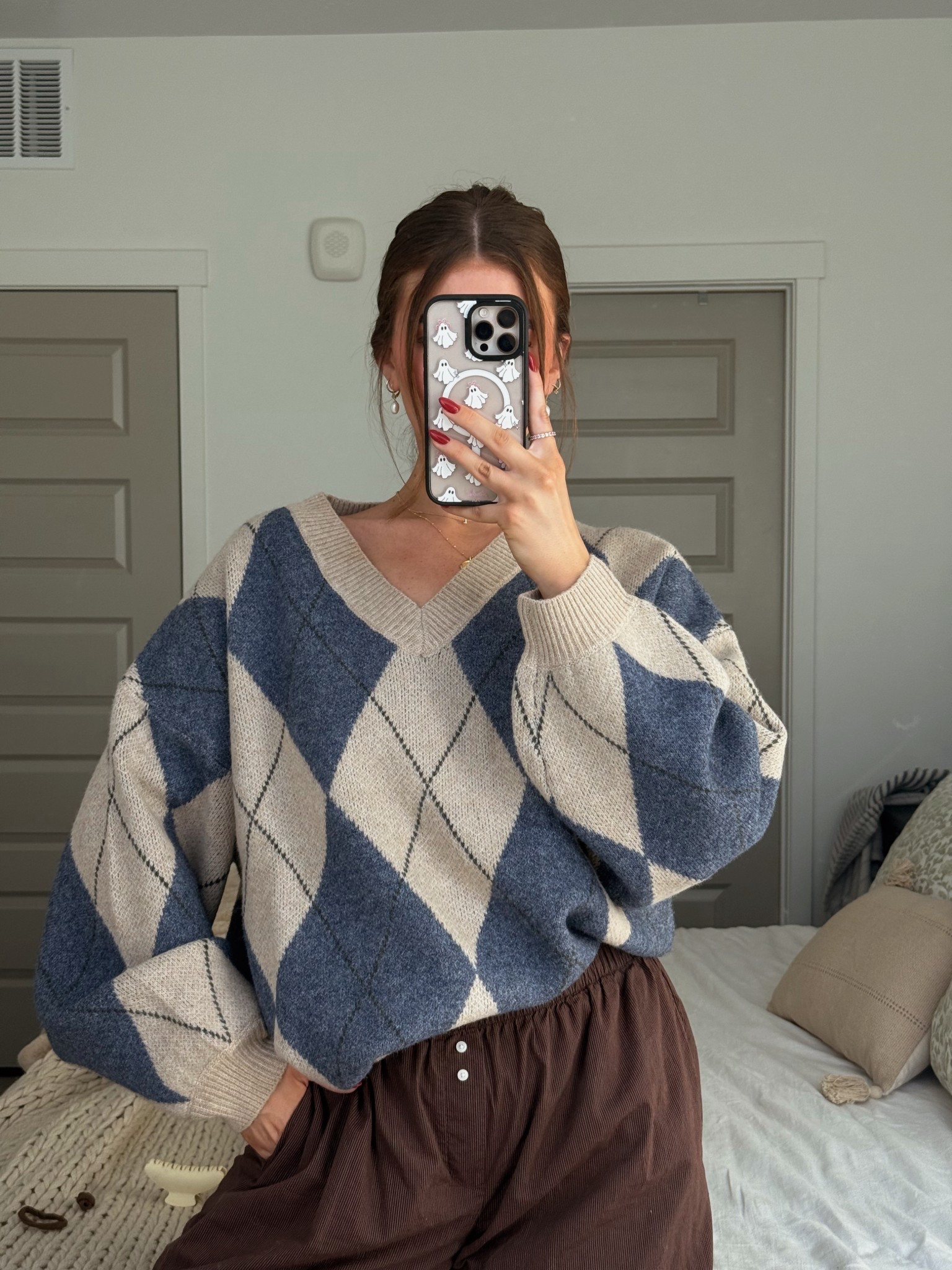 fall ootd
V neck sweater 
Brown pants