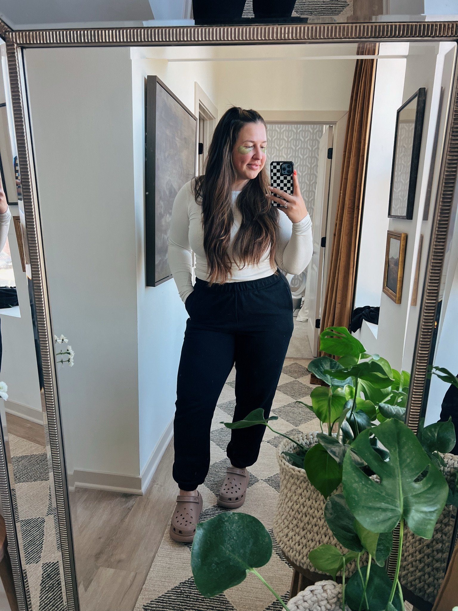 The comfiest outfit. Obsessed with this new Lululemon ribbed long sleeve paired with Alo sweats & platform Crocs. Fall is calling 🤌🏼 