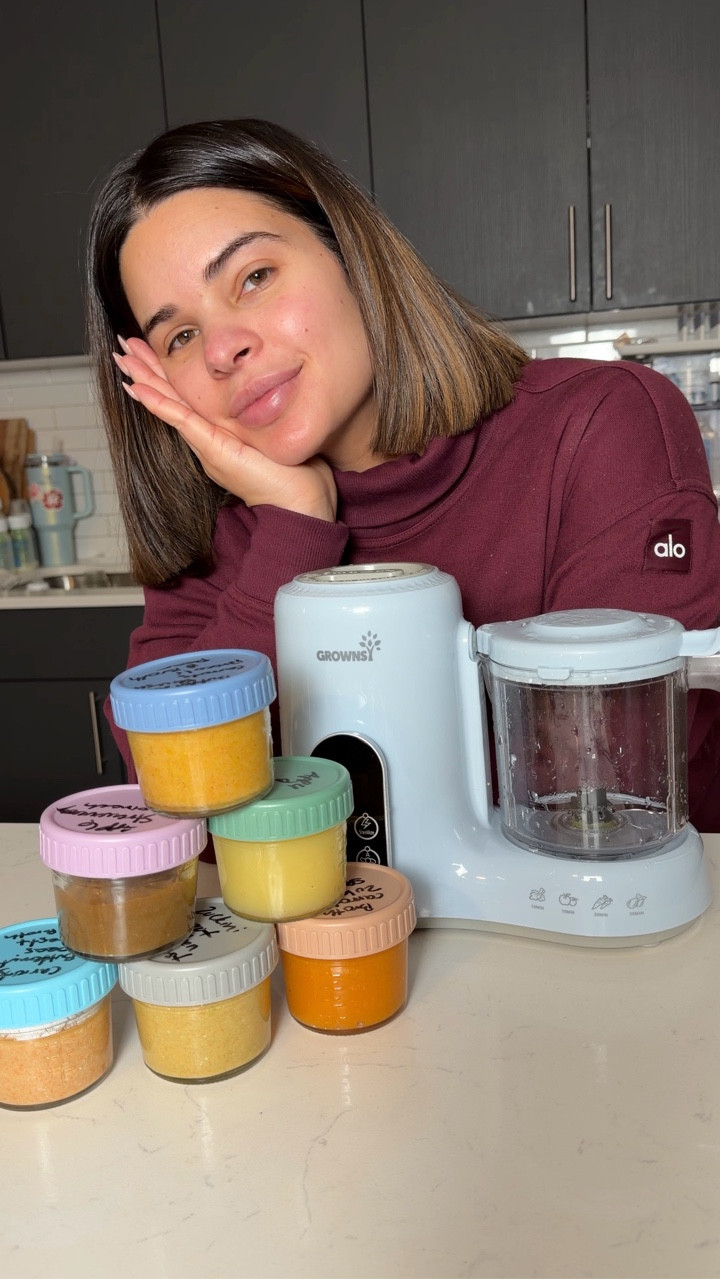 Comida hecha en casa, con amor y llena de nutrientes para mi bebé 🤍🥣

Usando @grownsy baby food maker 

Esta semana preparamos 5 purés simples, saludables y llenos de vitaminas para apoyar su crecimiento, su pancita y su desarrollo.

🥕 Calabacín, zanahoria, calabaza butternut y caldo lleno de Vitamina A, C y potasio para el crecimiento y la inmunidad.

🍓 Manzana, fresa y espinaca rico en Vitamina C, hierro y antioxidantes para el cerebro y defensas.

🥦 Calabaza butternut, pera, brócoli y zanahoria con fibra, Vitamina A y K para digestión y huesos fuertes.

🍎 Manzana y pera suave, fácil de digerir y lleno de fibra y energía natural.

🍗 Guisantes, calabaza butternut, zanahoria, pollo y caldo proteína, hierro y zinc para crecimiento y desarrollo cerebral.

Nutritivo, simple y hecho con amor para mi bebé 🤍

#ComidaDeBebé #BabyLedWeaning #BabyPurees #giftedbygrownsy #BabyNutrition MomLife BabyFoodIdeas HechoEnCasa MamáYNutrición BabyMealPrep MomContent HealthyBaby BLWLatino ComidaDeBebeCasera