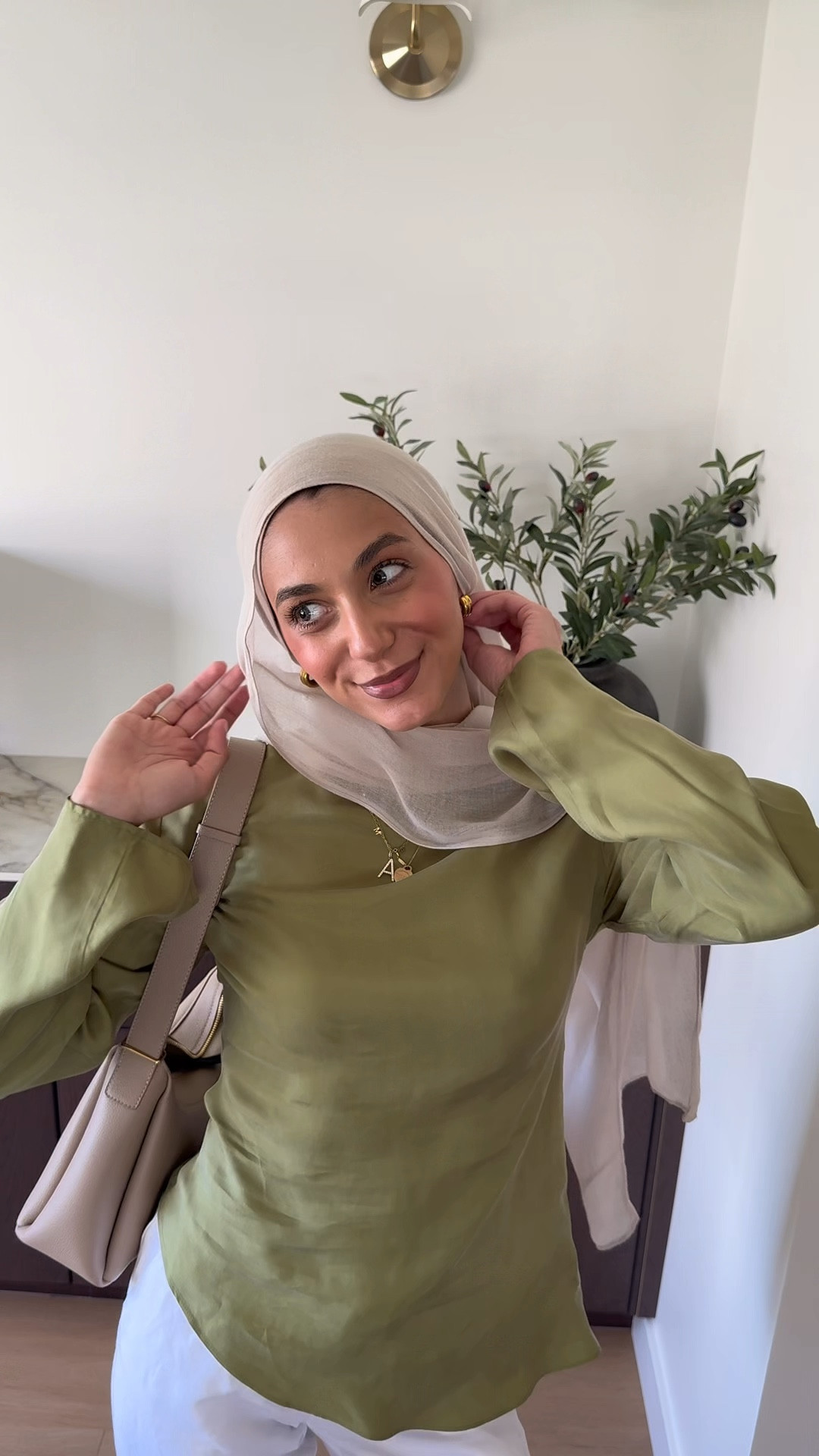 White top: 
https://deethelabel.com.au/products/alaiia-top?_pos=5&_sid=f5ed6d643&_ss=r