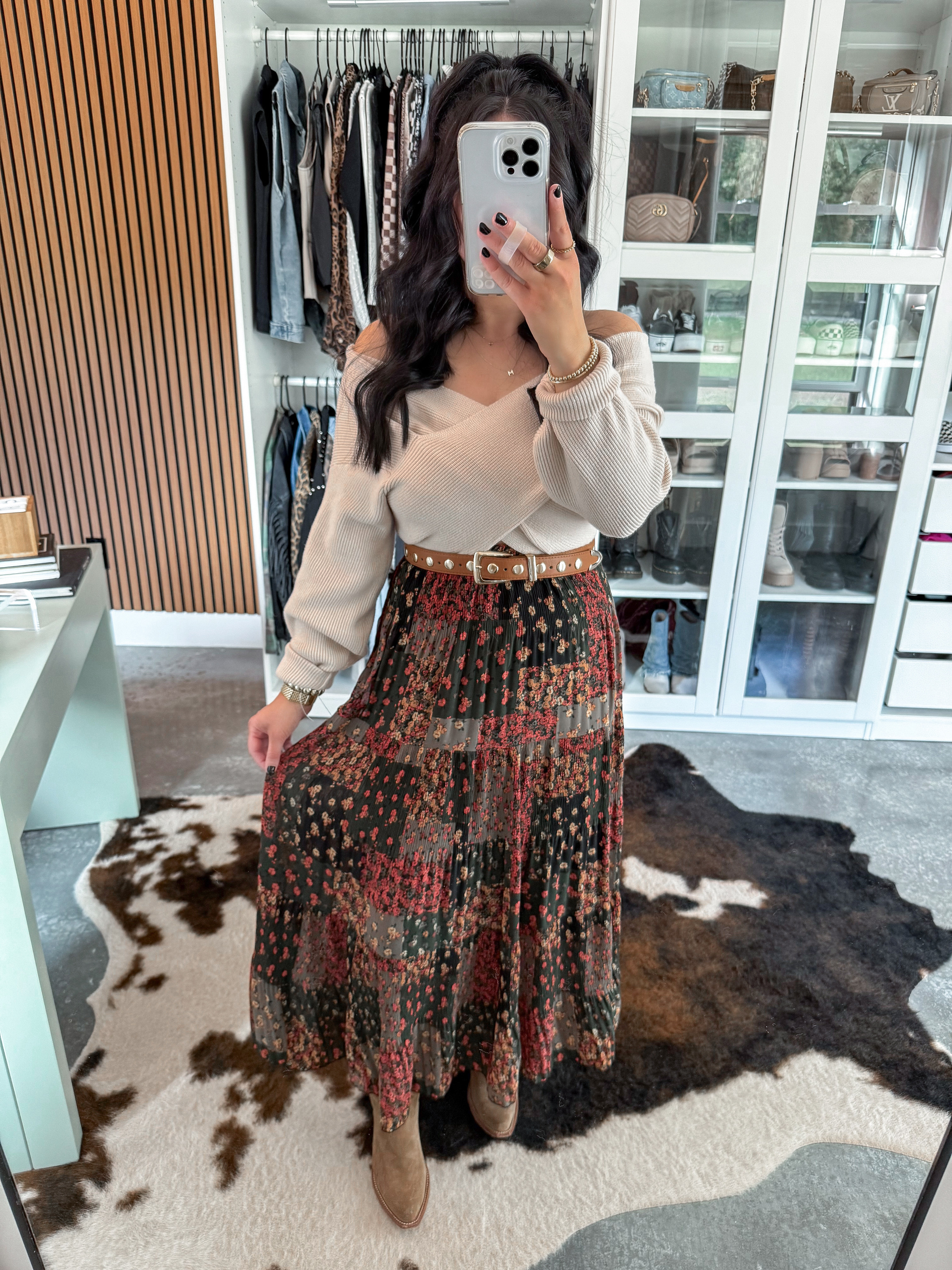 Classy Thanksgiving Outfit Inspo 🍁

Sweater - small
Bandeau - medium
Belt - 27-31
Skirt - small (flower-231 color)

*You can use my code meghan20 on the allie + bess site to save some money!

This is the perfect Thanksgiving outfit (in my humble opinion 😏) I am obsessed with this skirt & already planning multiple ways to style it! I paired it with this neutral off the shoulder sweater, this studded brown belt & my brown suede cowgirl boots. 🍁

 

 #LTKHoliday #LTKFindsUnder50 #LTKShoeCrush