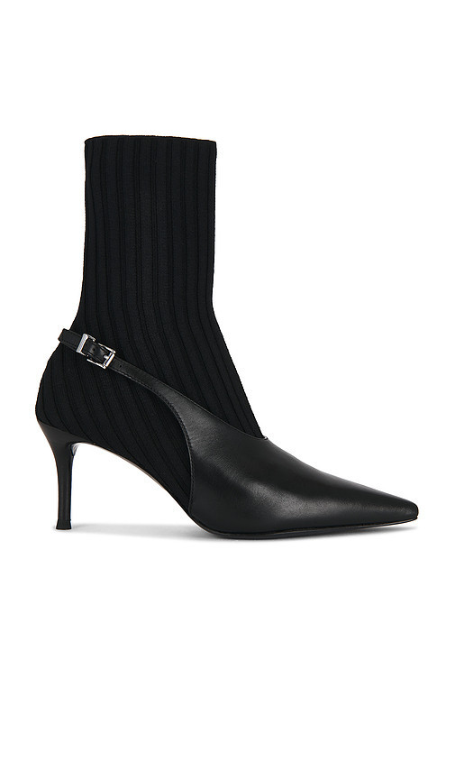 Rag & Bone Mercer Sock Slingback Ankle Boot in Black. Taglia 38.5. Also in 36, 37, 37.5, 39, 39.5, 40. | Revolve Clothing (Global)