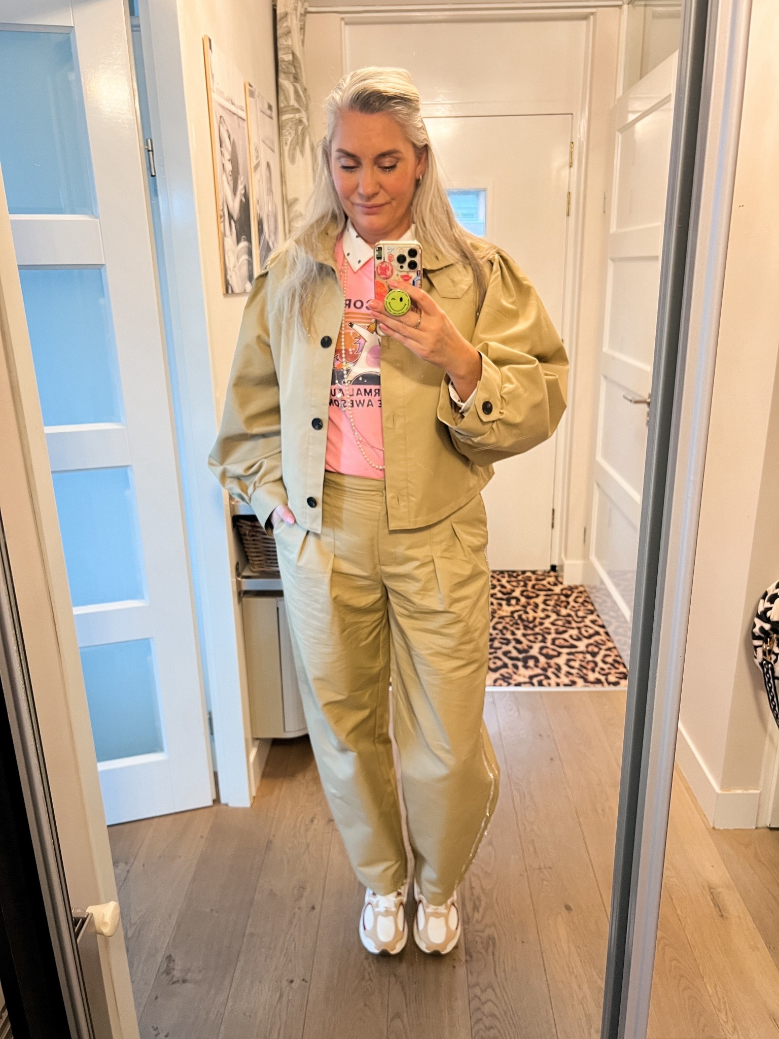 OOTD - zondag. Zandkleurig pak in Marant stijl van Shoeby (L), daaronder een roze ‘Aunticorn’  t-shirt, daaronder een crème blouse met zwarte stippen (TK Maxx), parelkettingen en mijn favoriete Nike V5 sneakers. 

#LTKmidsize #LTKeurope #LTKover40