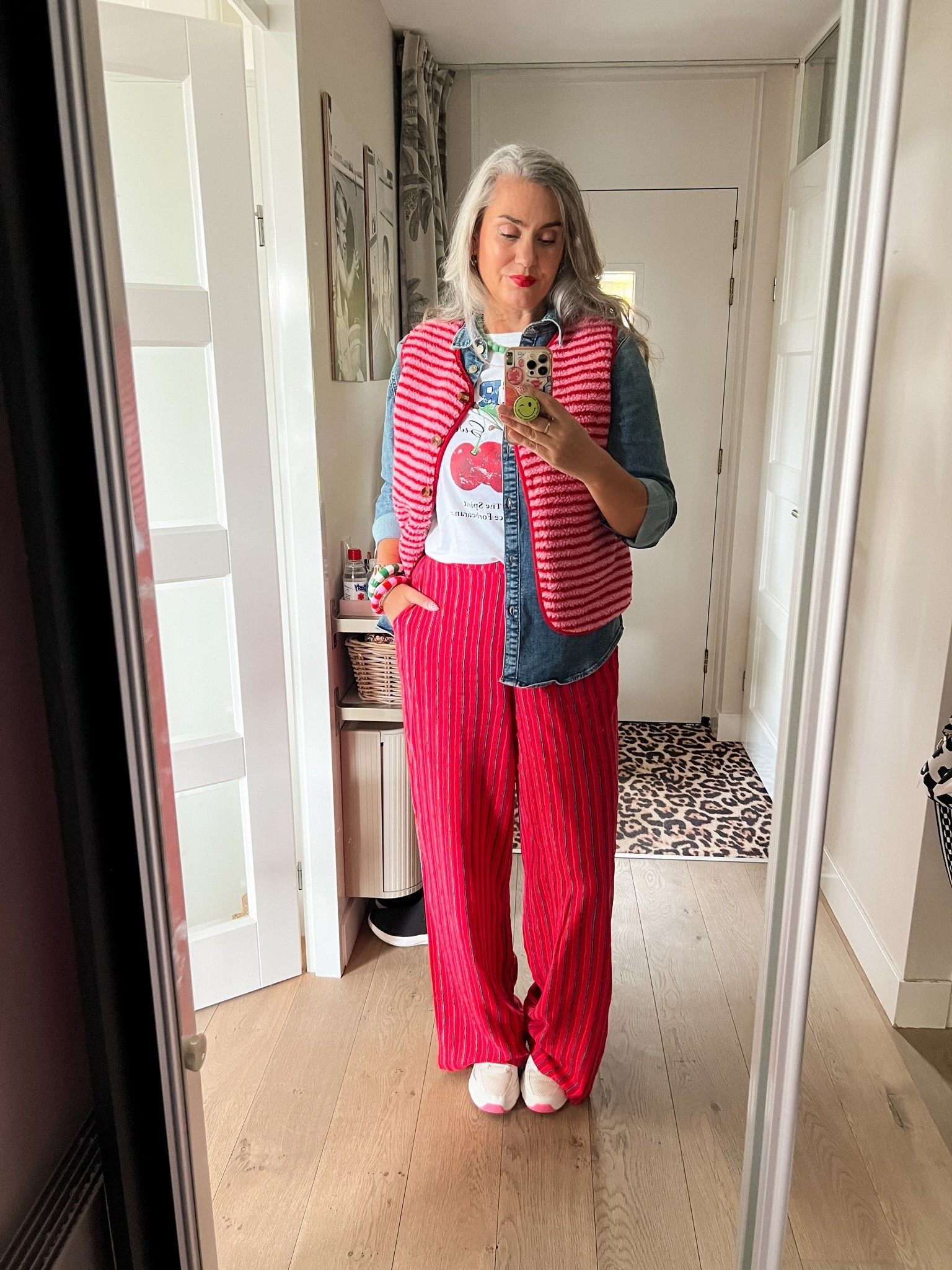 OOTD - Vrijdag. Laagjes, laagjes, laagjes alsof het herfst is ipv lente. Wit T- Shirt met print (40/42), spijkerblouse (MS Mode), roze met rood gestreepte bodywarmer (L), Roode gestreepte broek (42), Skechers sneakers.

#LTKnederlands #LTKeurope #LTKmidsize