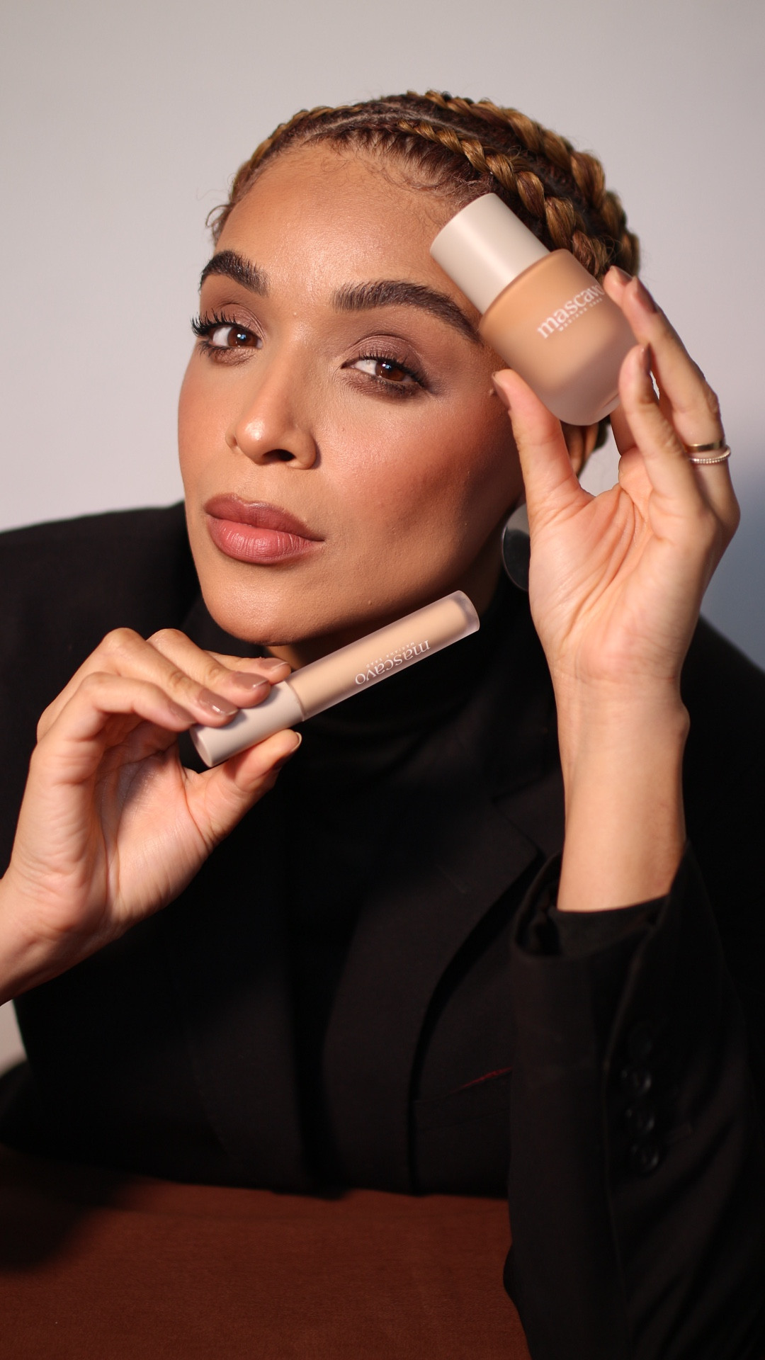 Tem pra todas irmãs! 

Testei a base Soft radiante e corretivo soft blur e trouxe técnicas que valorizam a textura premium de @mascavo. 

São 36 tons de base e 24 tons de corretivos, sendo dois corretores. 

Tudo que usei está marcado abaixo, não esquece de usar meu cupom NATALIA15 
A vitória é do povo de Deus que me apresenta pra uma amiga, amo vocês! 

#maquiadorasp #maquiagemprofissiinal #resenhademake #mascavo #maquaigemparatodas