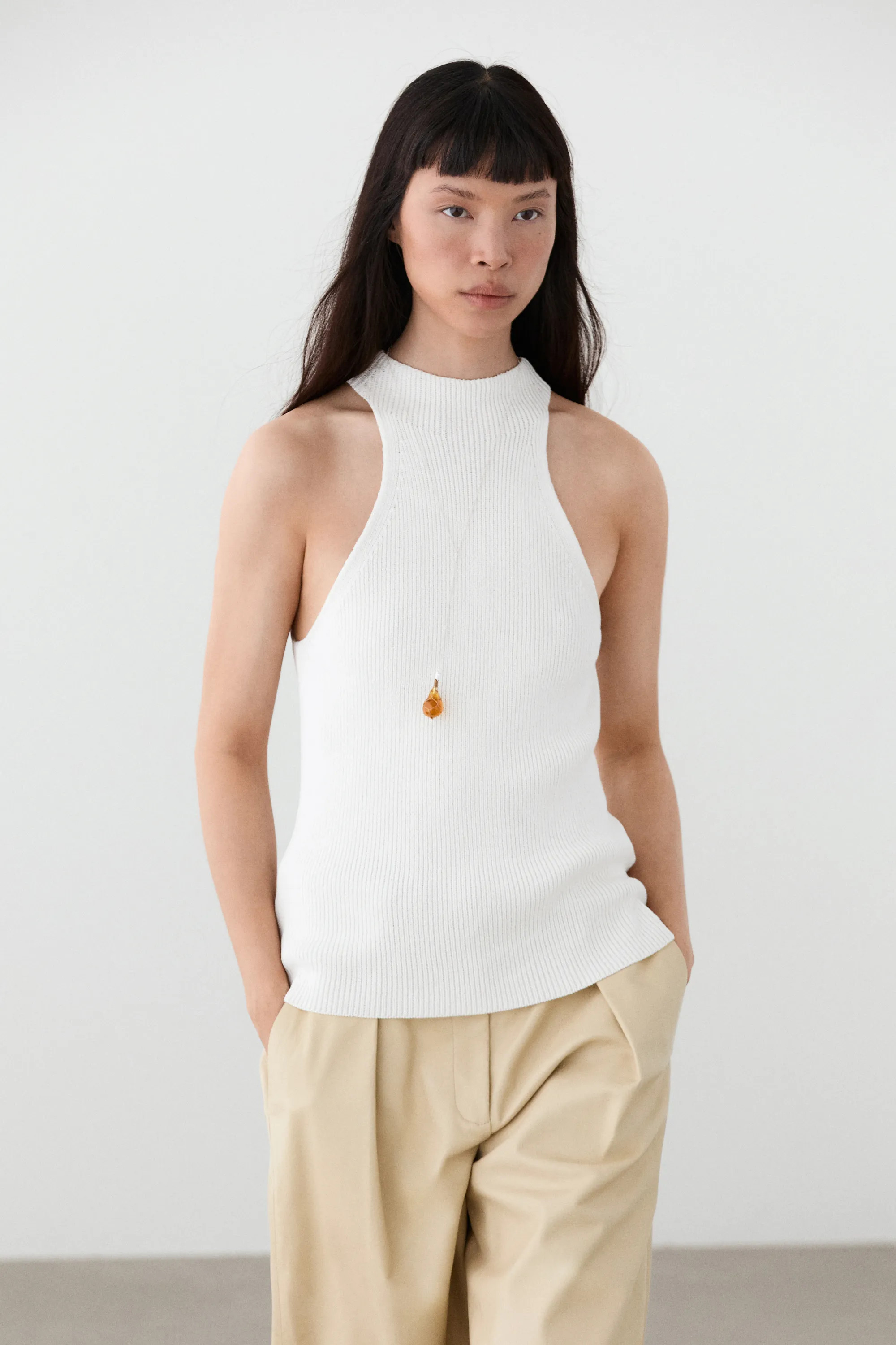 Halter neck top. Sleeveless. Ribbed trims . Made of cotton blend fabric. | Massimo Dutti US