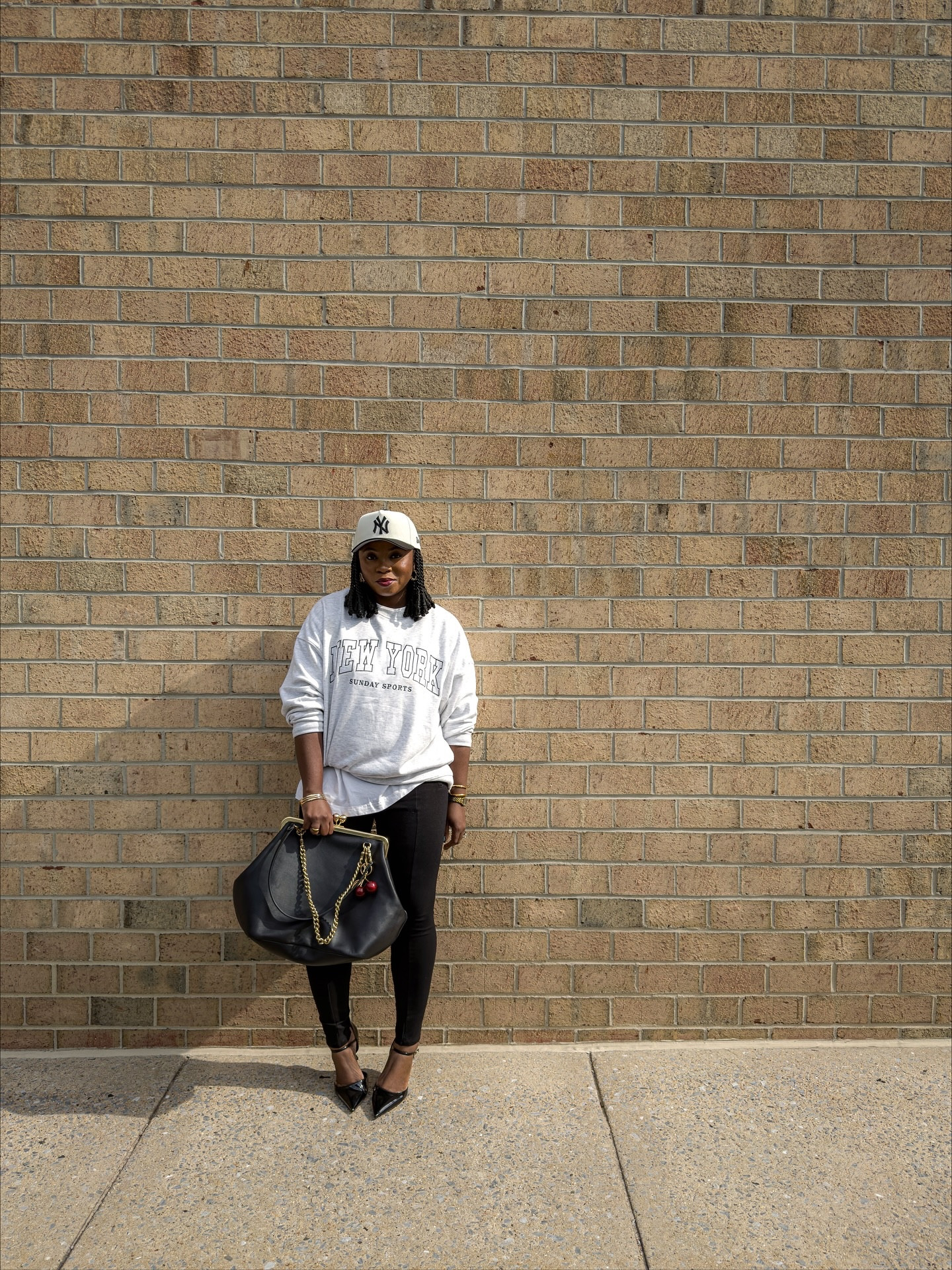 Proof that basics don’t gotta be basic 🖤
.
.
.
.

If you don’t know where to start with your basics, get a free wardrobe checklist via the link in my bio ! 

✨Outfit linked on my LTK✨ 

{ootd, fall outfit, simple outfit ideas, fall staple, wardrobe basics}