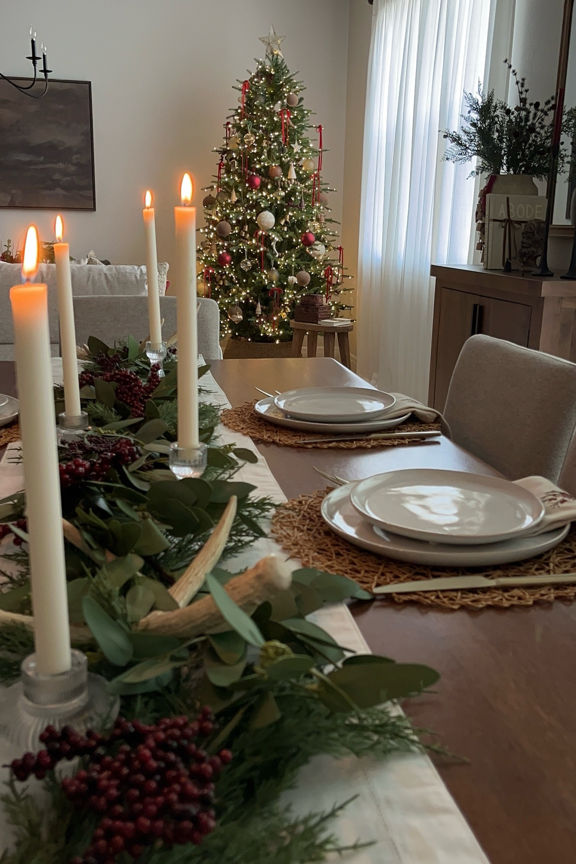 Holiday tablescape 🎄🕯️🎁

#LTKHoliday #LTKSeasonal #LTKHome
