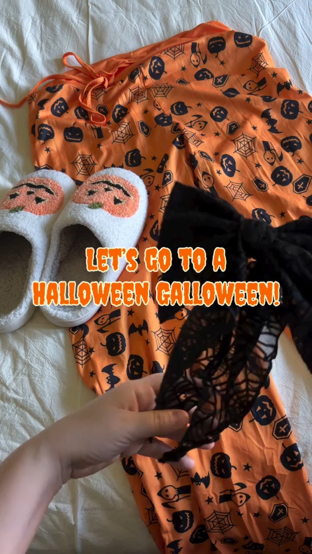 Let’s go to a Halloween Galloween! 🎃 Halloween pjs from @amazon  coming in clutch👻 links in stories!
•
•
•
•
•
•
•
•
•
#amazon #amazonfinds