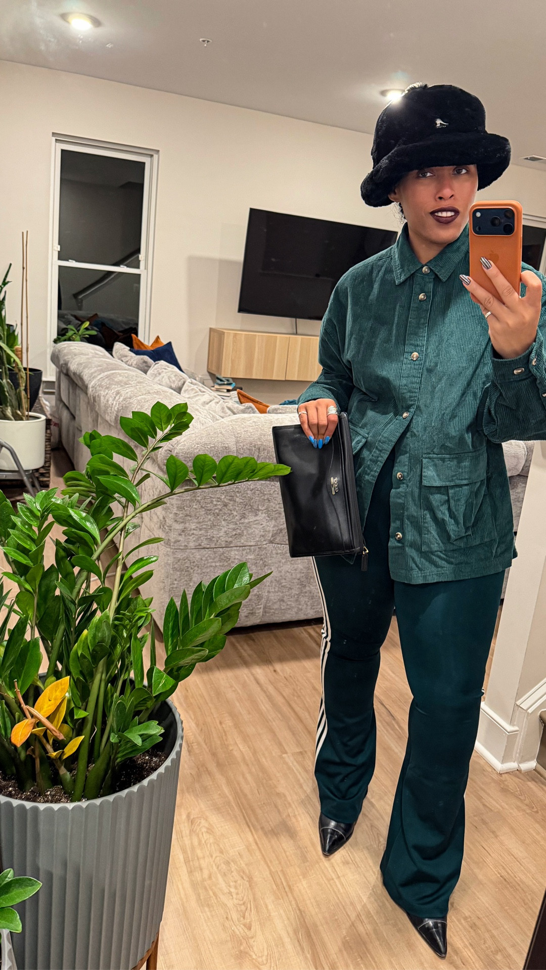 A bold emerald moment — an oversized ASOS men’s corduroy button-down paired with Adidas flare leggings, finished with Vince Camuto boots, a black Gucci clutch, and a Kangol fur bucket hat 🤎✨
Tonal, textured, and confidently styled.

#EmeraldGreen #TonalDressing #MenswearInspired #CorduroyStyle
#FlareLeggings #ElevatedStreetwear
#WinterOutfits #LTKCreator #EffortlessStyle

#LTKootd #LTKdayinmylife #LTKgrwm