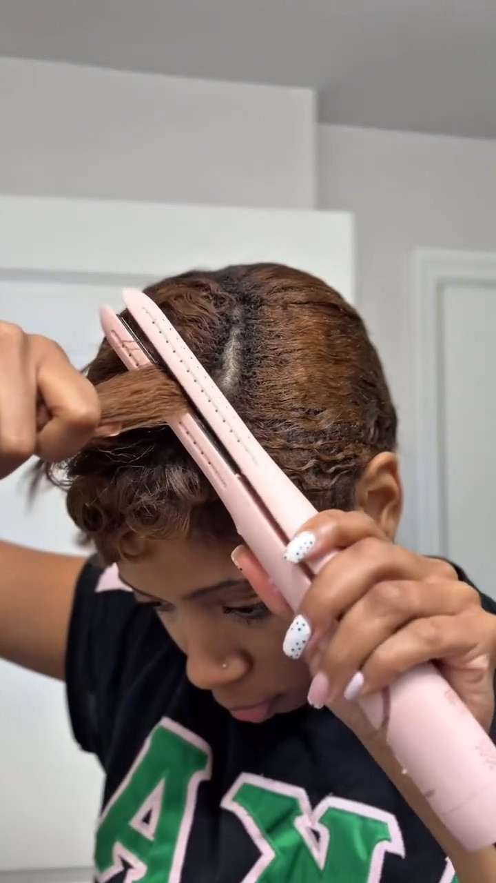 My perm is way overdue, but the Wavytalk Cool Curl Pencil has my roots looking like I just left the salon 😩✨ It’s the only tool that gets right into those new growth areas and keeps my pixie looking fresh.
#wavytalk #wavytalkcoolcurlpencil #wavytalkpencilcurlingiron