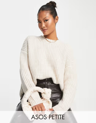 ASOS DESIGN Petite - Pull ras de cou en maille côtelée chunky - Grège | ASOS (Global)
