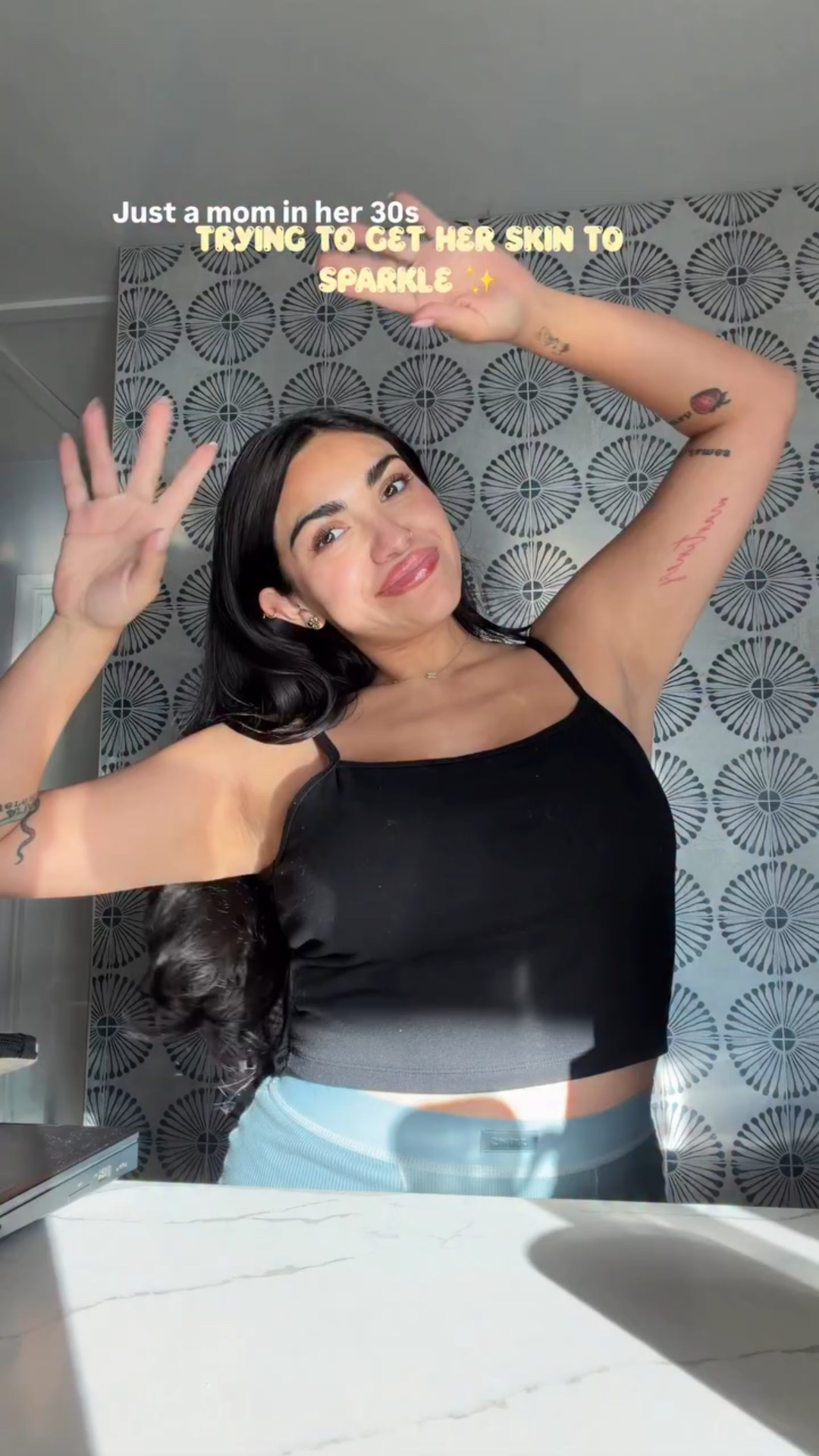 I just want my mom glow back ✨
This has been my go-to lately when my skin is looking tired. A few drops of @whind and I instantly look more bronzed, hydrated, and alive (even when I’m not 😅)