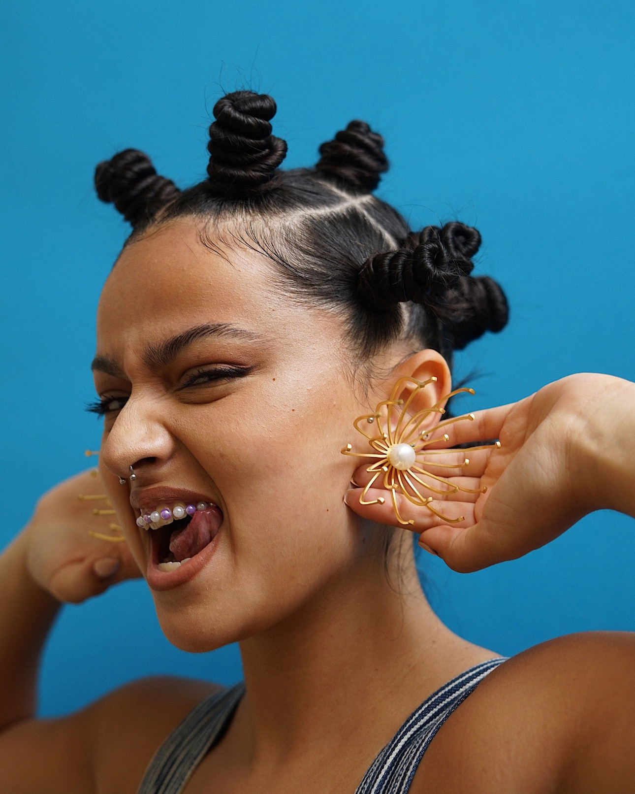 Make a bold, ethereal statement with these dandelion-inspired oversized earrings by Laka Luka Design 🌼✨ Featuring 3D floral detailing and delicate pearl accents, these unique earrings are lightweight, eye-catching, and perfect for gifting or elevating your favorite looks. Wear them to weddings, festivals, or when you just want to feel like walking art.