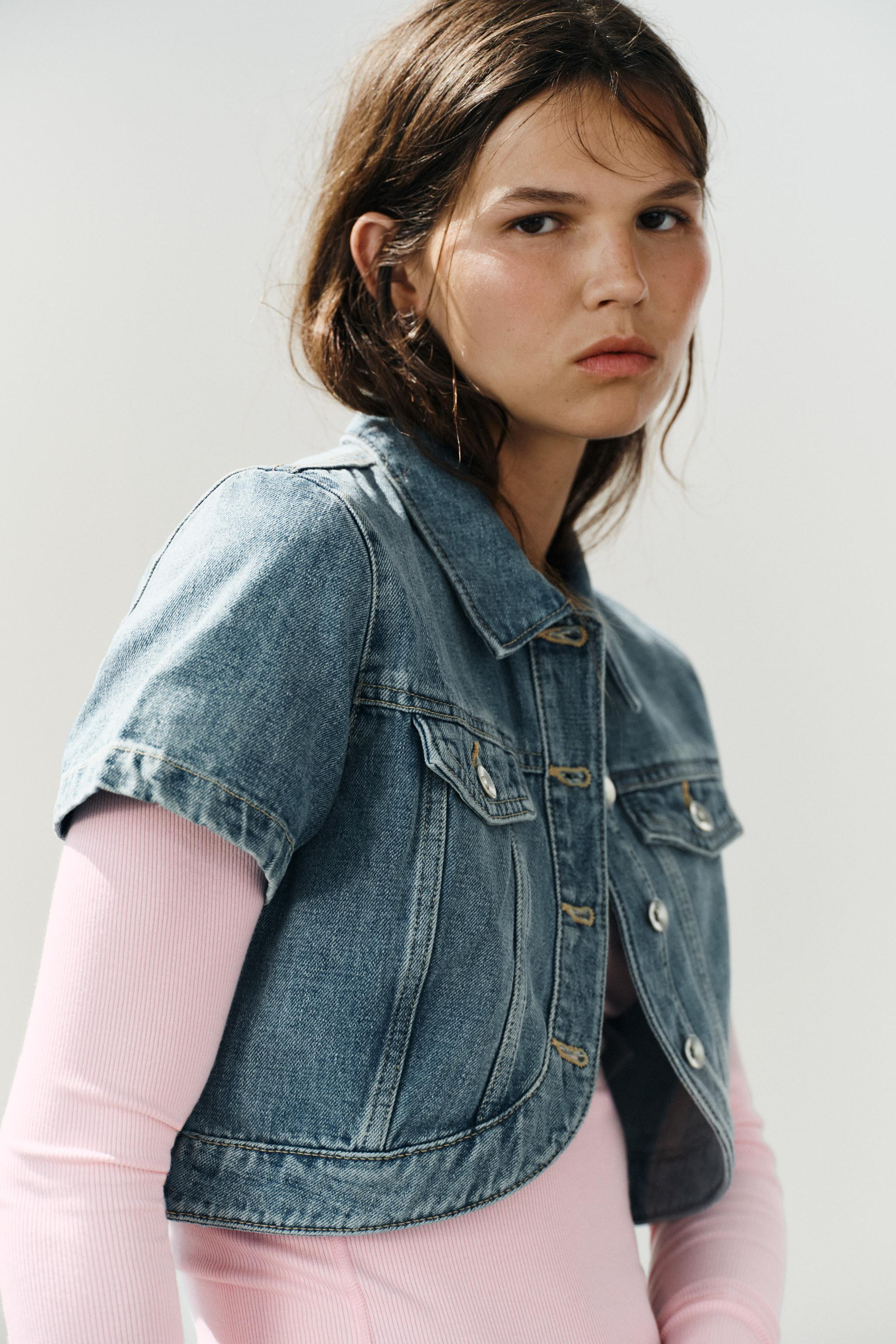 Cropped shirt with a lapel collar and short sleeves. Features faux front flap pockets. Asymmetric... | Zara US