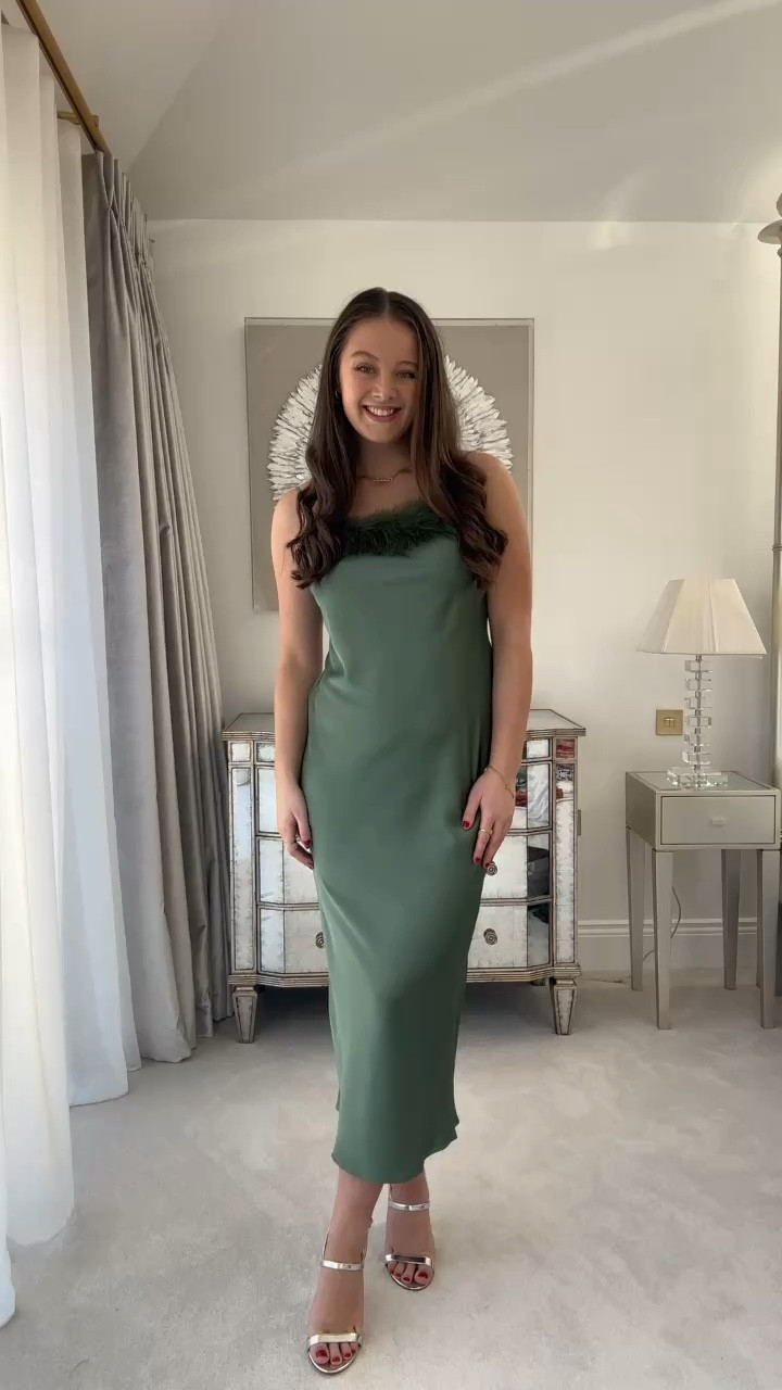 12 days of christmas outfits: part four🎄🍸feather dresses have my 💚 @riverisland
#christmasdaydress #christmasoutfits #featherdress #greendress #greensilkdress #riverislandnewin #newinriverisland #riverislandpartywear #newinpartywear 

#LTKpartywear #LTKuk #LTKgrwm