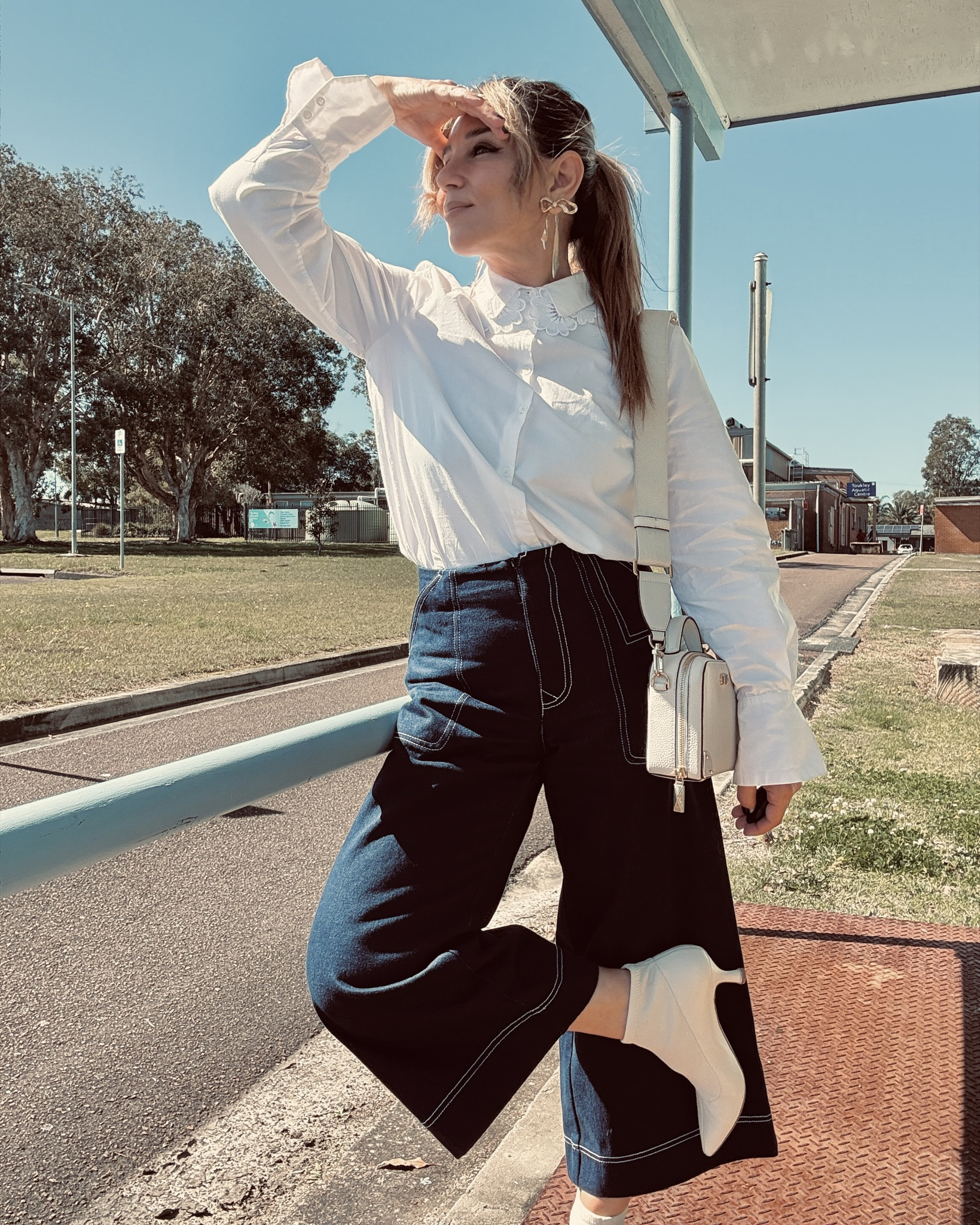 Always looking for the unexpected in any outfit 🤍💙
@claudiepierlot shirt
@acnestudios jeans
@somethingnavy booties
@michaelkors bag
@hm earrings
@linjer rings
