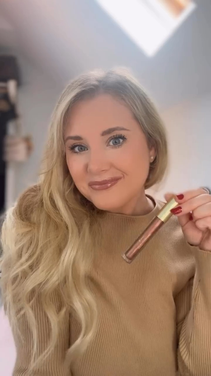 hello fall lips!! 💋🍎🍂✨

@citybeautyofficial has truly outdone themselves with this plumping lipgloss! It has a stunning pigmentation that works with any skin tone & it *actually* plumps without any harsh irritants or tingling on the skin. 

Their site wide BOGO sale is happening now through 9/4. Use  code ‘WITHAC50’ for a discount at checkout 🤎

 #citybeautypartner #citybeauty #citylips #gifted #falllips #falllipgloss #plumpinggloss #beautytips #beautymakeup #toddlermom #momlife #mamaandmini