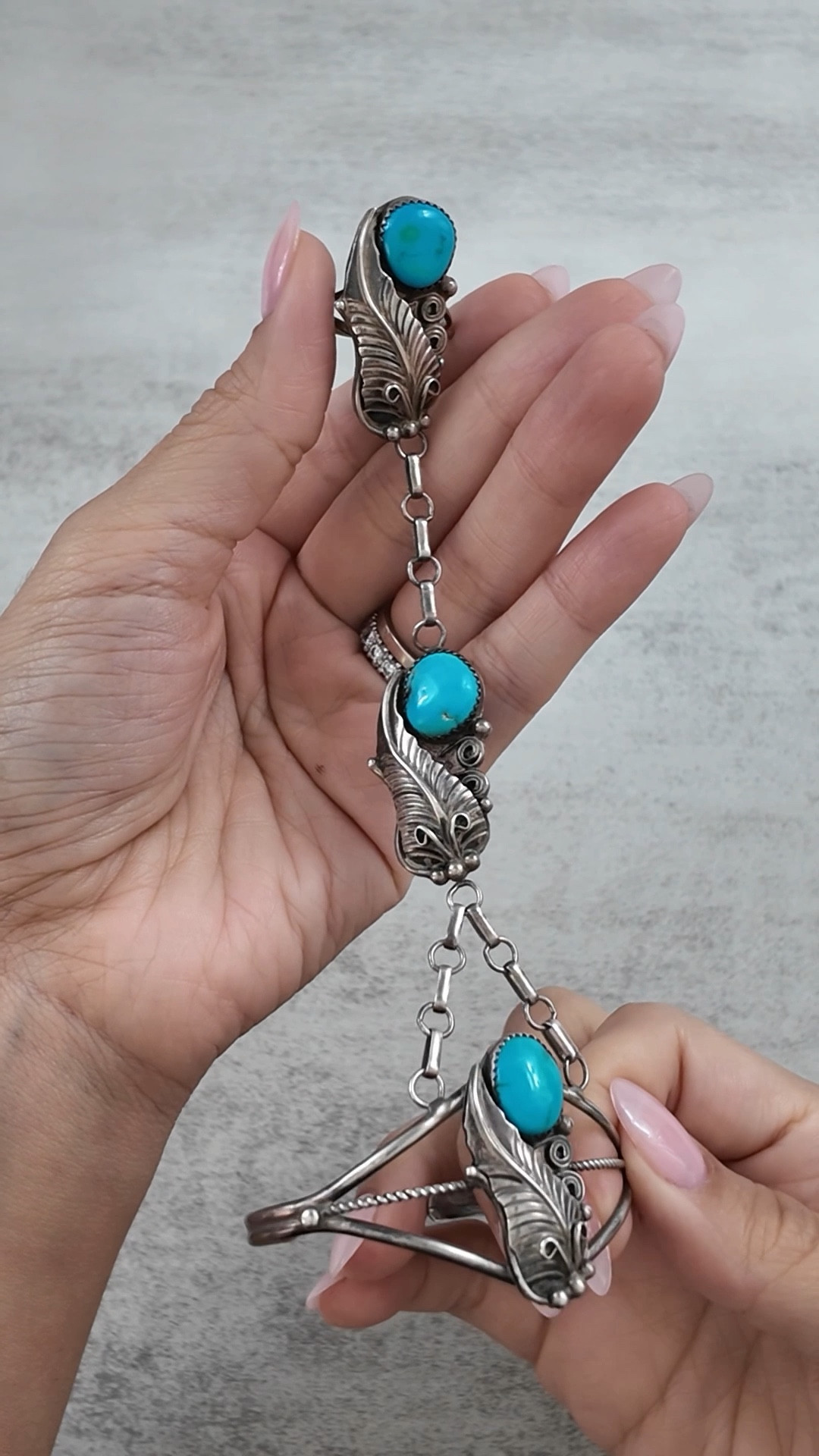 Part 5 of my fine jewelry series ✨ Today I’m sharing my favorite turquoise piece: a vintage Native American sterling silver hand chain with feather details and rich turquoise cabochons. Perfect for collectors of artisan and statement jewelry, and a nod to December’s birthstone. 

Do you have a favorite turquoise treasure? 

#VintageJewelry #TurquoiseJewelry #FineJewelry #StatementJewelry #NativeAmericanJewelry 