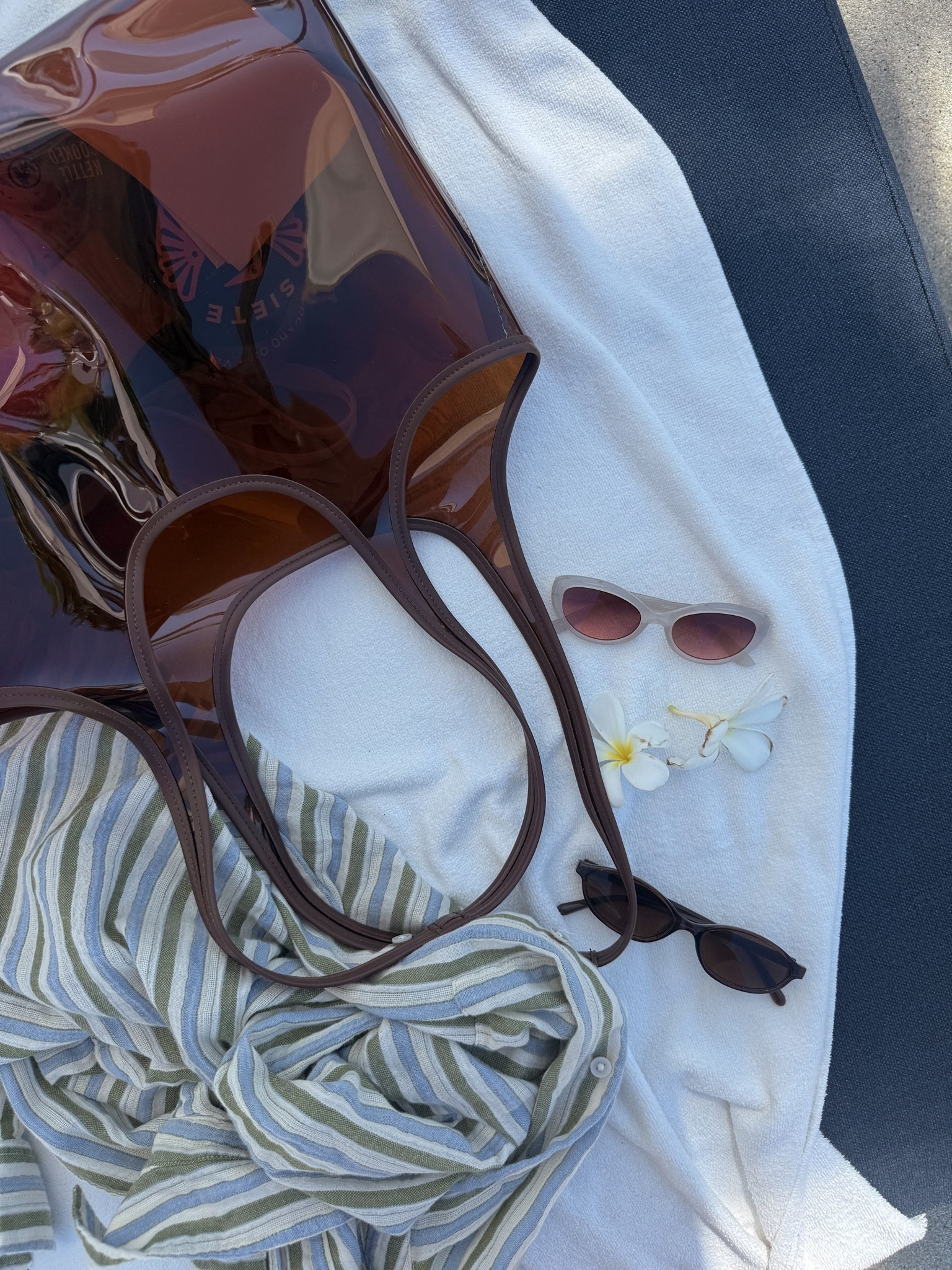 I have loved this clear brown jelly tote so much! Looks so chic & has lots of room + is very comfortable to carry around my shoulders 😊 10/10!

Beach Tote, Vacation Style, Beach Trip

#LTKootd #LTKmomlife #LTKSwim