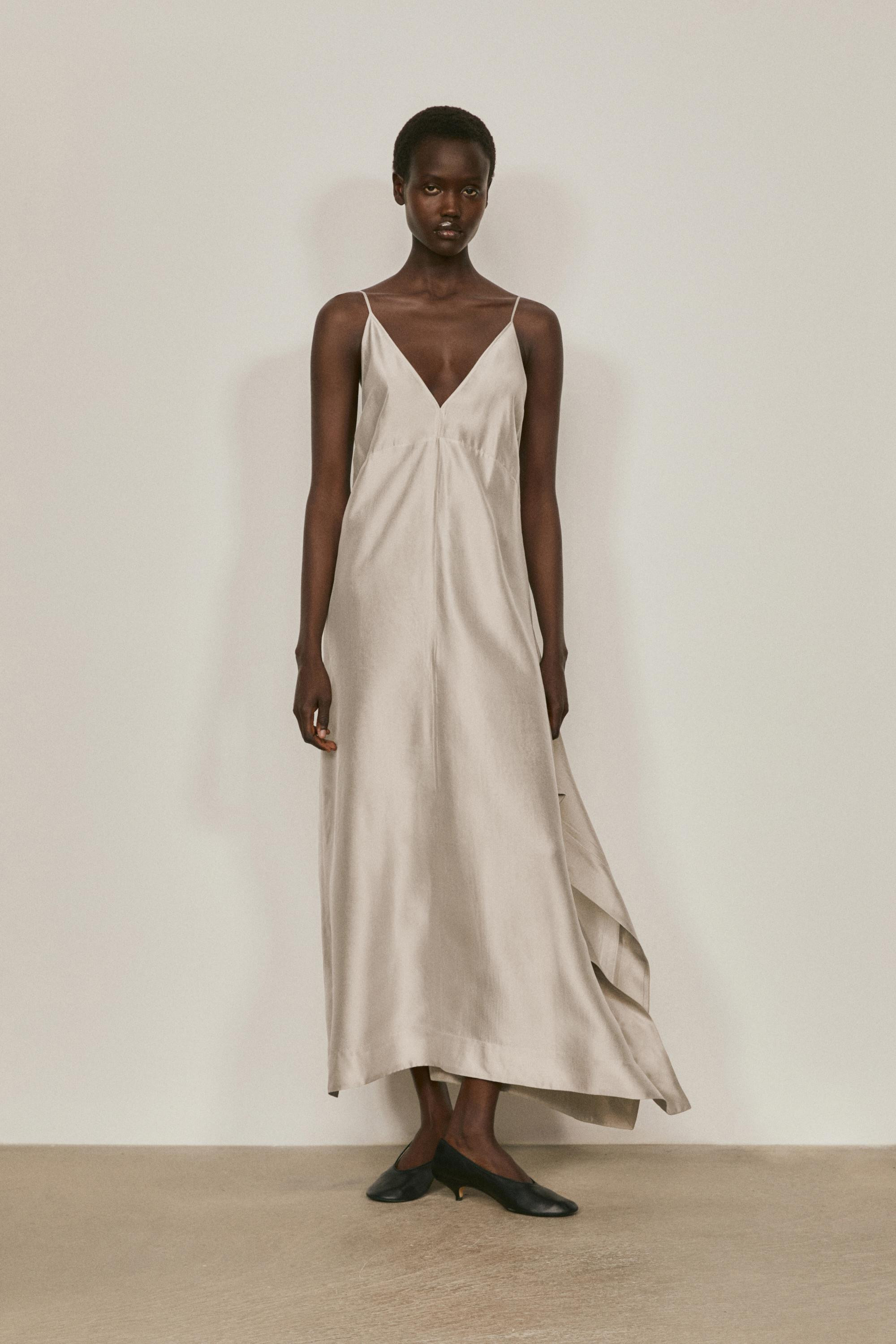 VIEW LOOK
Midi slip dress with V-neckline - LIMITED EDITION

 £249  -40% * £149  Colour:  Champ... | Massimo Dutti UK