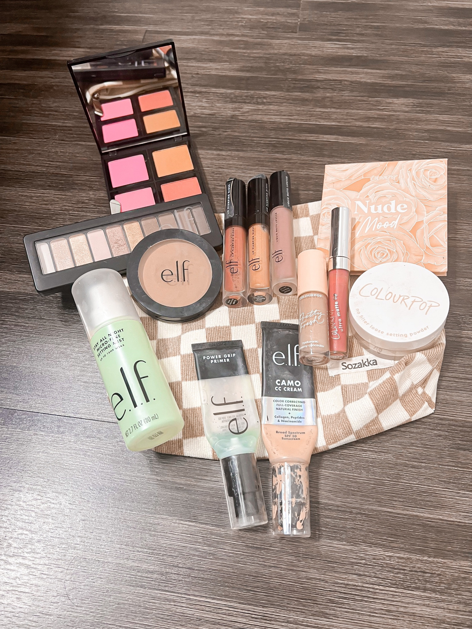 What’s in my makeup bag ?💕👄

E.L.F and Colourpop are two of my favorite affordable makeup brands.  

Most used - power grip primer 
CC cream 
Setting powder 

Lips - mocha twist, champagne glam, tea - E.L.F

Colourpop - Sunday 19B1

You won’t be disappointed in these brands ☺️

Makeup finds, LTK beauty sale, cosmetics, beauty finds, setting spray, long lasting makeup, primer, power grip primer, cc cream,  dupe makeup, affordable makeup, makeup bag, cosmetic bag, blush, brained, eyeshadow, lipgloss, lipstick, setting powder 

#LTKstyletip #LTKSpringSale #LTKbeauty