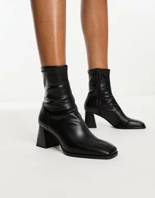 Stradivarius – Stiefel in Schwarz mit ausgestelltem Absatz und eckiger Zehenpartie | ASOS (Global)