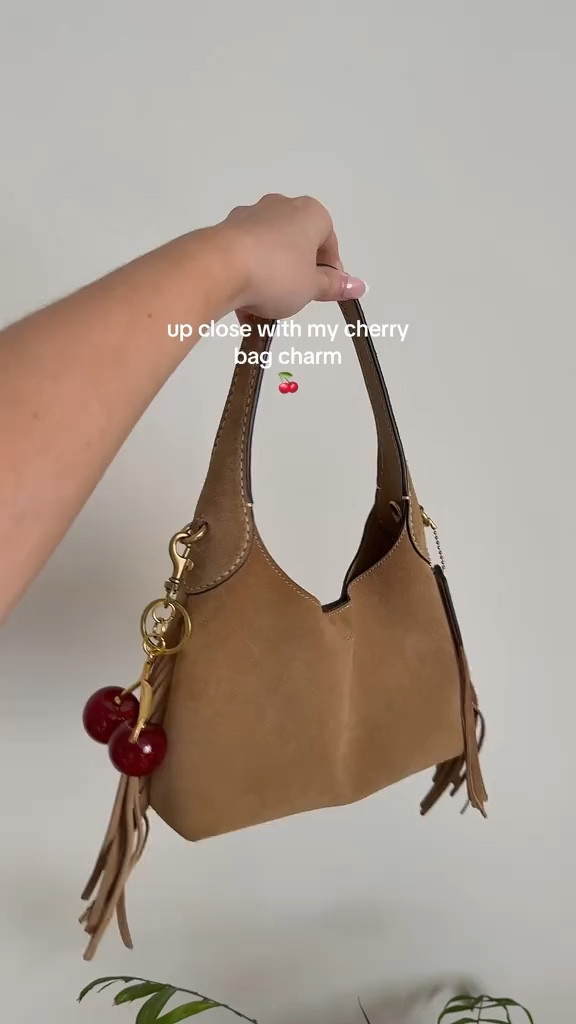 the cutest bag and bag charm for fall! 

suede bag, suede shoulder bag, bags for bag, fall bag trends,