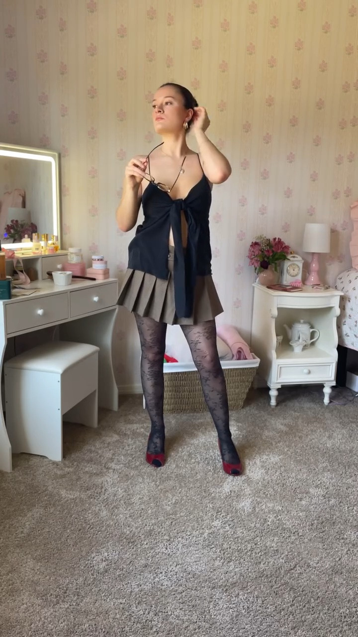 Hot mom alert 🔔 👠 ✨

Do you feel confident when you dress up?

Details on my LTK

#styleınspo #ootd #outfitinspo #miniskirt #valentinesoutfit #mangofashion #pinterestinspired