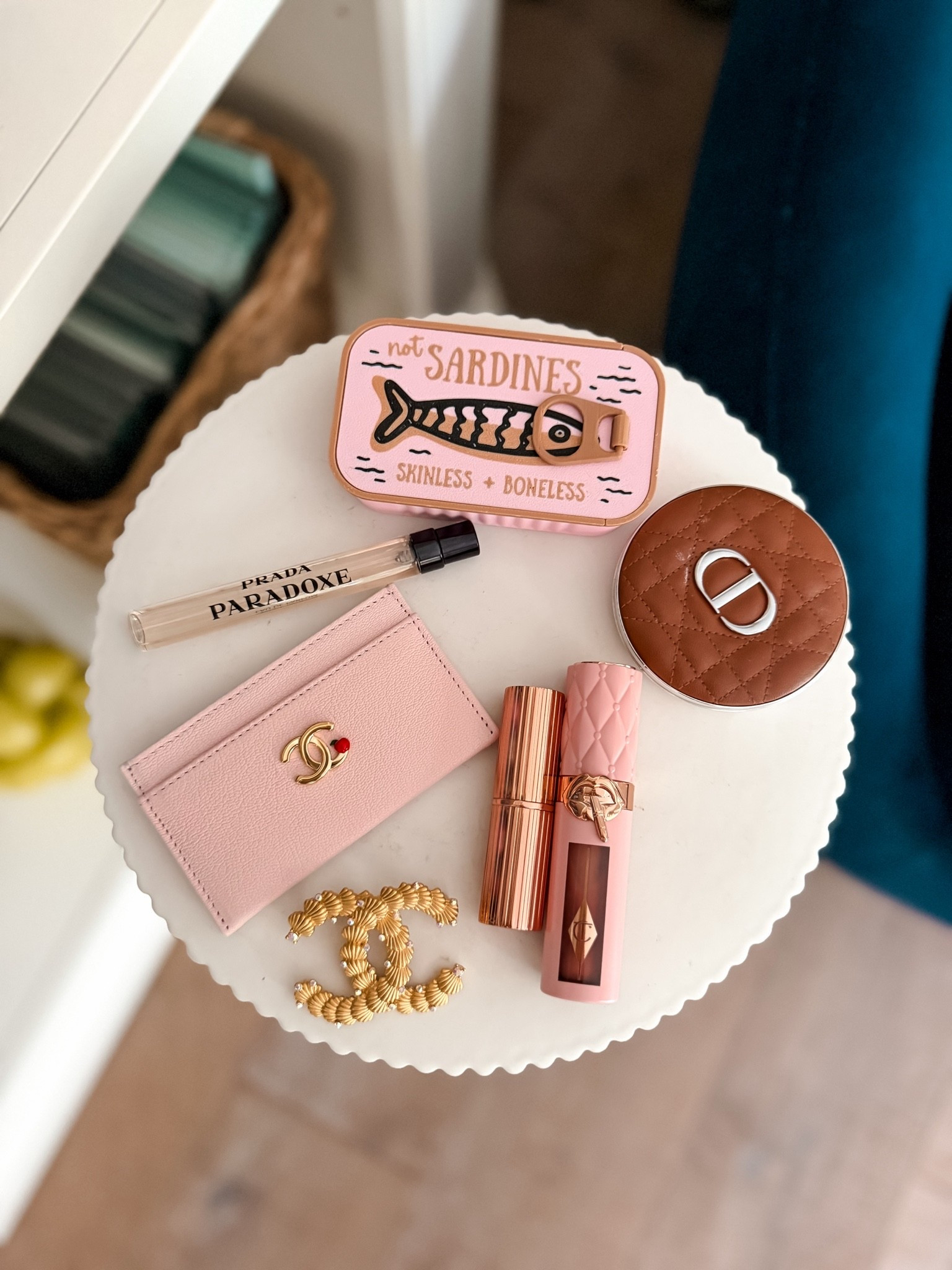Makeup and get ready with me 
Pink brown girlie vibes 
Aesthetic 
Chanel seashell gold brooch 
Christian Dior bronzer and sardine travel jewelry container