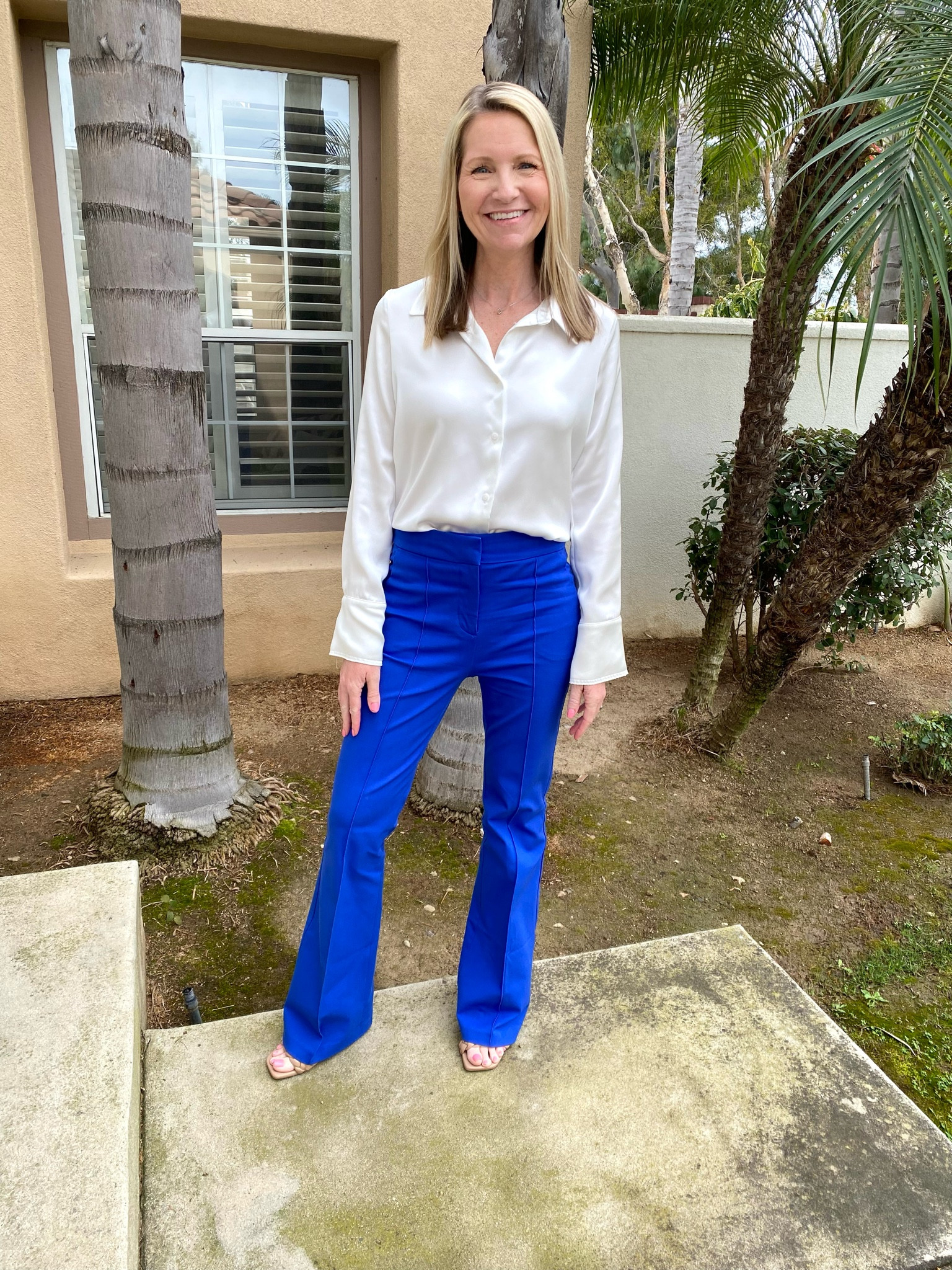 Loft stretch flare pants come in this pretty electric blue and black. They are both 40% off today. Perfect for the office or with sneakers for a more casual look. 

#LTKsalealert #LTKunder100 #LTKFind