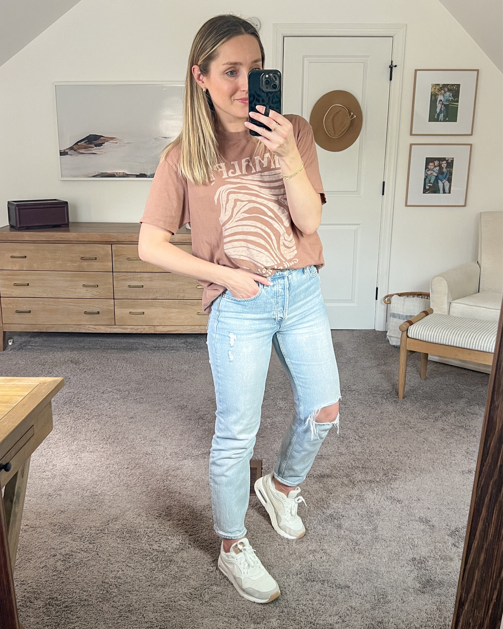 Casual outfit idea - graphic tee outfit