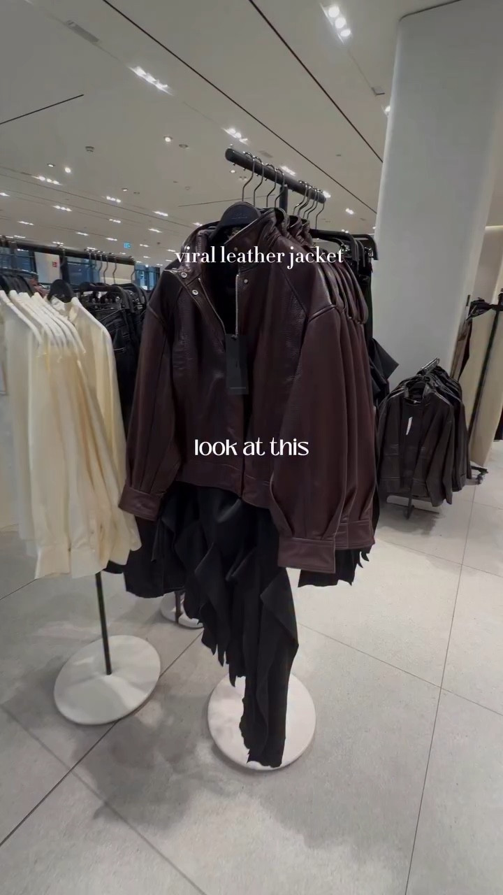 Zara viral jacket: ja/nein?✨Comment SHOP to get all links to your DM🔗 Die Jacke ist definitiv eine günstigere Alternative zu Saint Laurent Jacke, wenn das Budget es gerade nicht hergibt🤌🏻was meint ihr?

.
#zaranewin #leatherjacket #zarajacket #saintlaurentjacket #zaraviraljacket