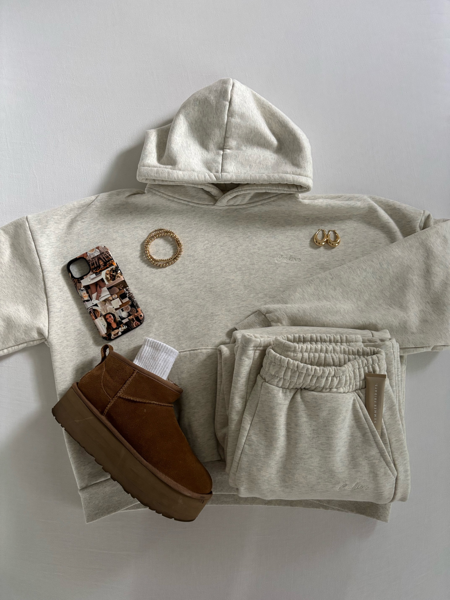 Case is from Bysofia and the set is from Emkion