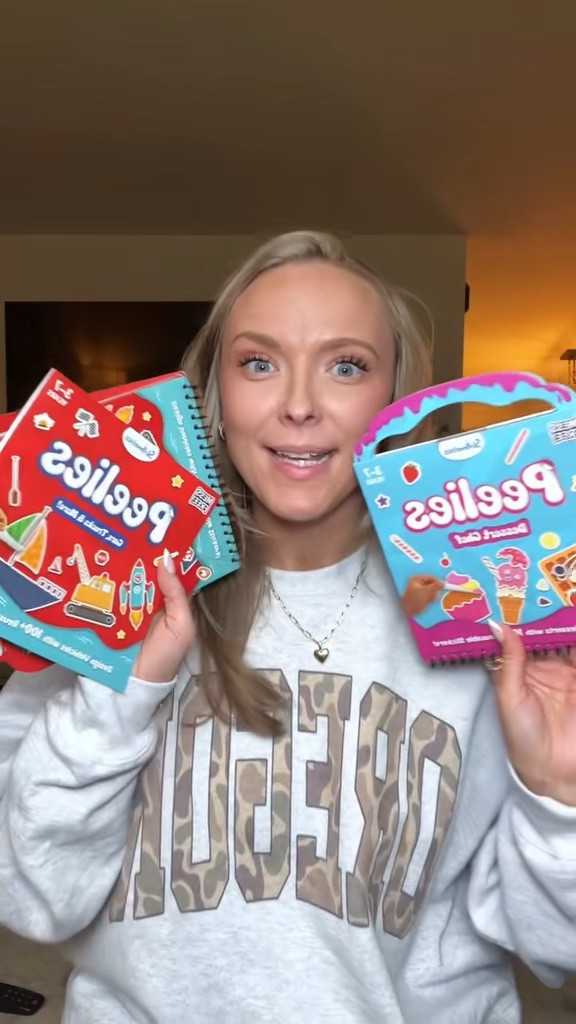 Reusable sticker book - perfect for traveling with toddlers ✈️

#toddleractivities #stickerbook #kidactivity