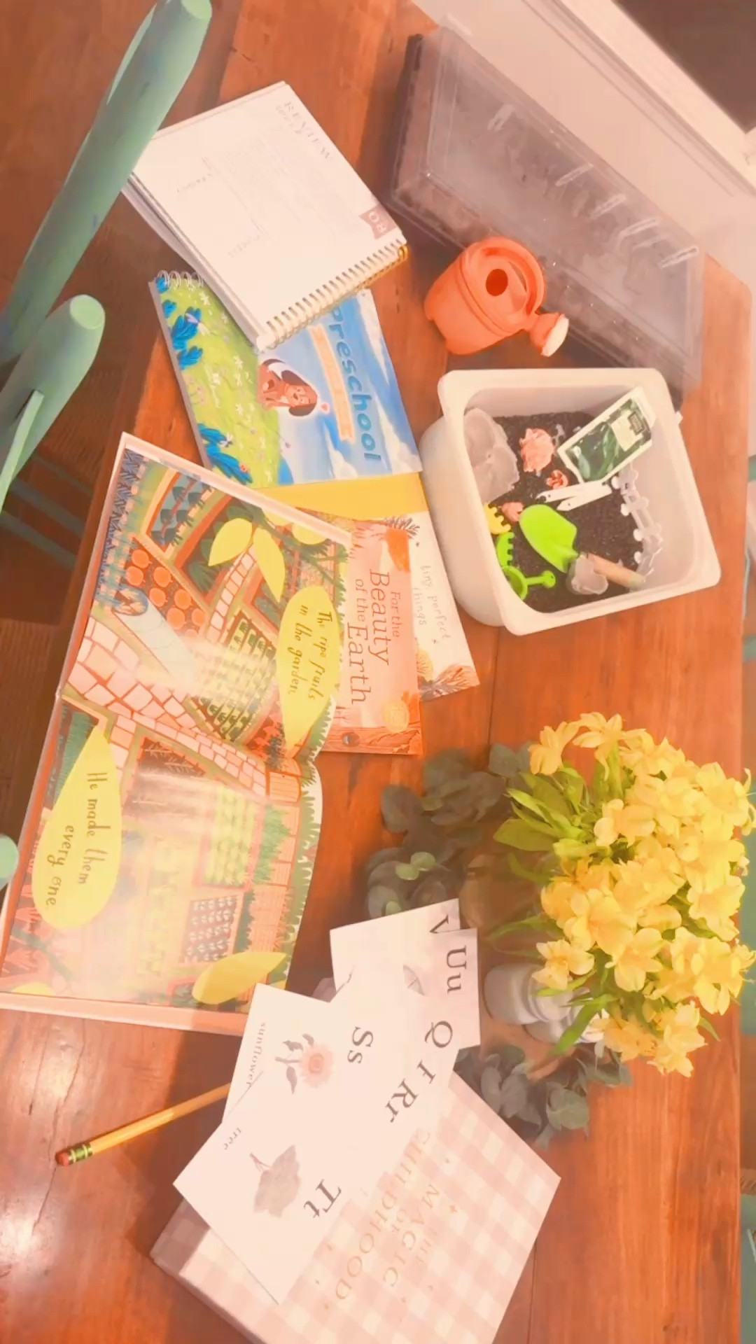 This week ahead is a “review week” with our sweet homeschool preschool learning 🥰, so we are going to have fun with all things gardening 👩‍🌾🪏 and spring 🌸 ahead!! Look at their cutie sensory bin I prepped - they are going to love it!! 🤎🌱