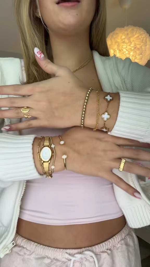 jacket: brandy melville (OS)
top: princess polly (2)
pants: brandy melville (OS)

im 5’2 and 115 pounds!