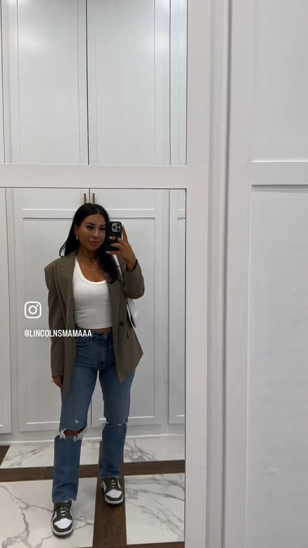 Nothing beats a white top and a good pair of denim🥰 wearing size 25

Fall fashion
Denim jeans
Nike dunk 
Blazer
Outfit inspo 
Fall fashion inspo


#LTKSeasonal #LTKunder50 #LTKstyletip