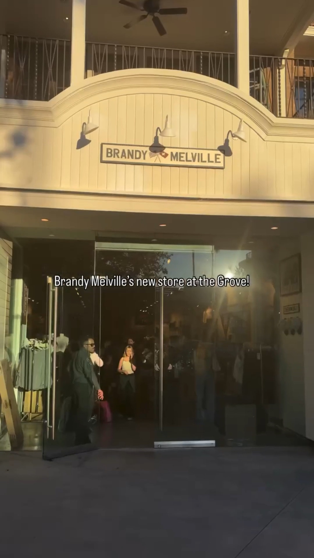 Brandy Melville’s new store at the Grove is now open and the store is huge!! 🇺🇸

@brandymelvilleusa 
@thegrovela 

#brandymelville #thegrovela #teenfashion #trendyclothes #losangeles #shopping #brandy #bm #ootd #brandymelvilleusa #styleinspiration #instafashion #brandyusa