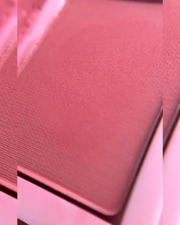 Esse foi o produto que de cara me encantou, quando a marca Karen Bachini Beauty começou a apresentar seus produtos: A paleta de blushes Selene.
💖
São 2 blushes em pó e 2 dois em versão cremosa, e todos ULTRA pigmentados.
Tão pigmentados, que inclusive, o blush em creme desta paleta é o blush cremoso mais pigmentado que já vi na vida, e confesso que tive até dificuldade de usá-lo no início, pois por mais que pegasse pouquíssimo com o pincel, sempre pigmentava demais, ao ponto de me deixar uma palhacinha 🤡😂
.
Como faço uso deles: Gosto de aplicar os cremosos com a ponta dos dedos, e esfumando com uma esponja, assim consigo dosar melhor e ter um resultado mais natural. A versão cremosa deixa um viço e glow na pele que é de encantar os olhos. E se a pessoa amar muito blush (meu caso 😅), com um pincel fofo de blush, aplico uma camada fininha de um dos tons em pó. Fica o encaixe perfeito para selar bem a pele e manter as maçãs do rosto coradas o dia inteiro 🥹🥰
.


#LTKbeauty #LTKbrasil #LTKVideo