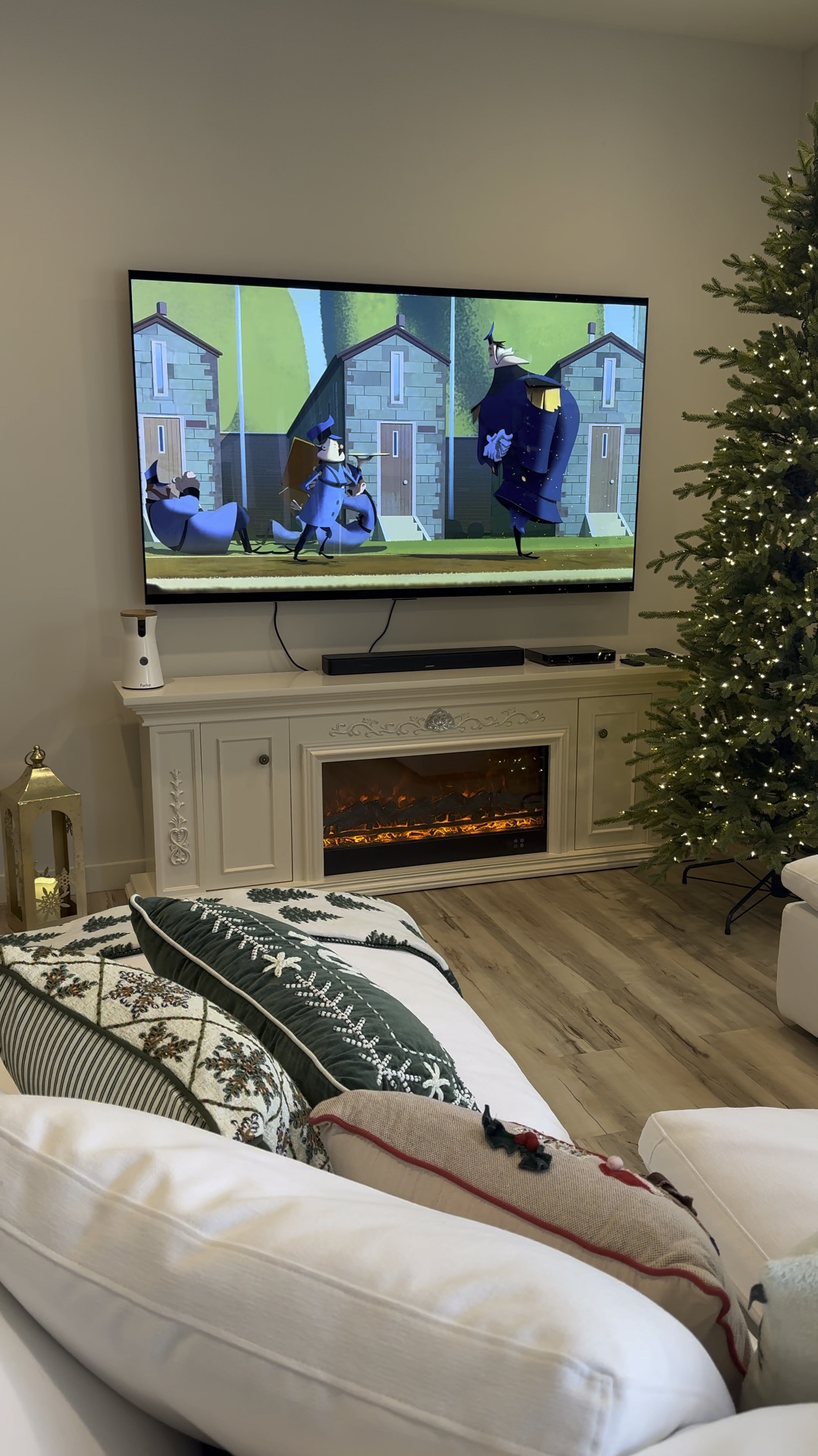 This frame TV is 10/10 worth it. 🌲

#LTKSeasonal #LTKHome #LTKHoliday